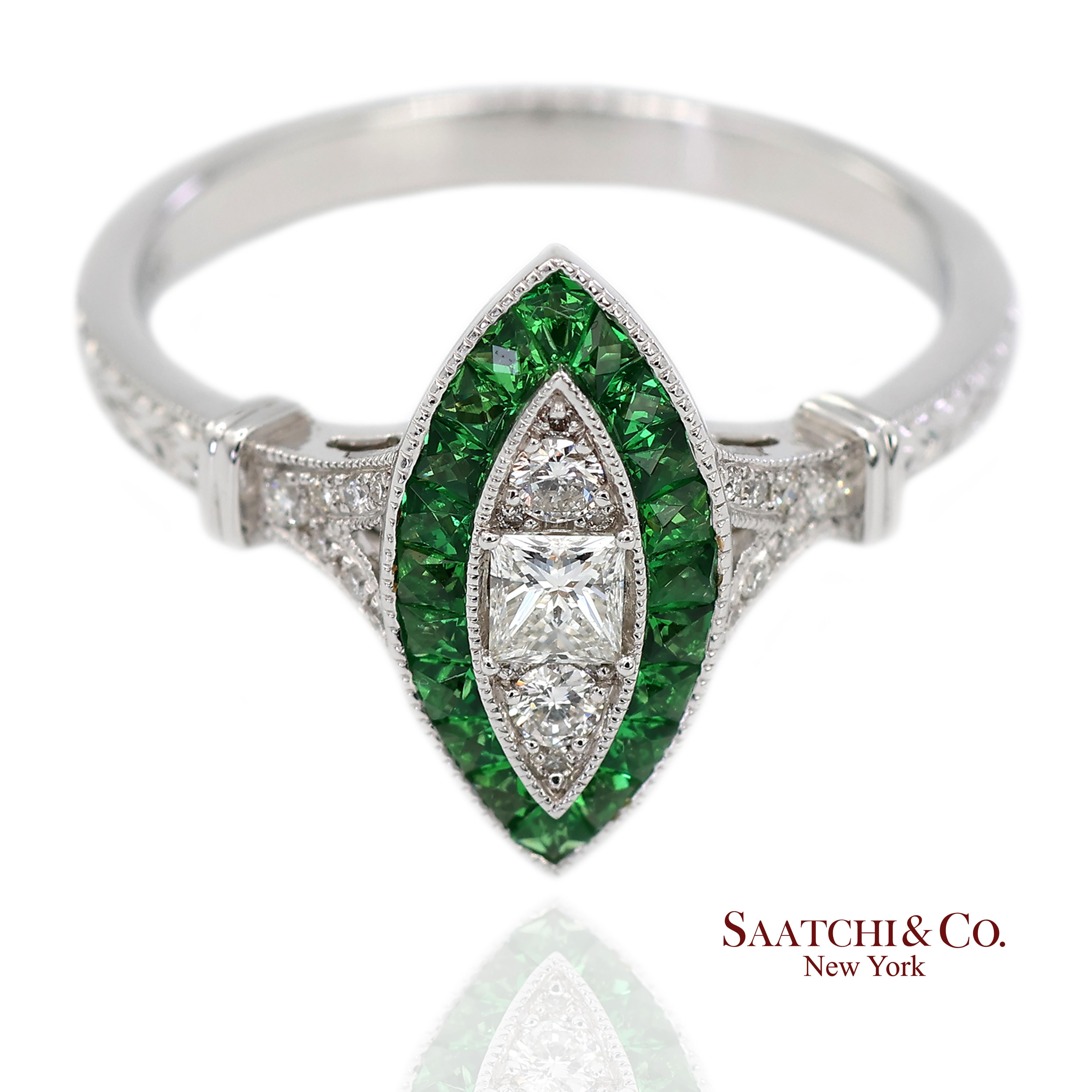 Bague en or blanc 750 millièmes, diamant naturel et tsavorite Marquise Milgrain Unisexe en vente