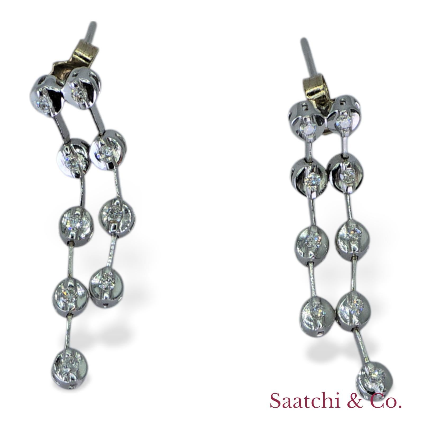 Orecchini a catena con diamanti naturali in oro bianco 18k 750 in vendita 1