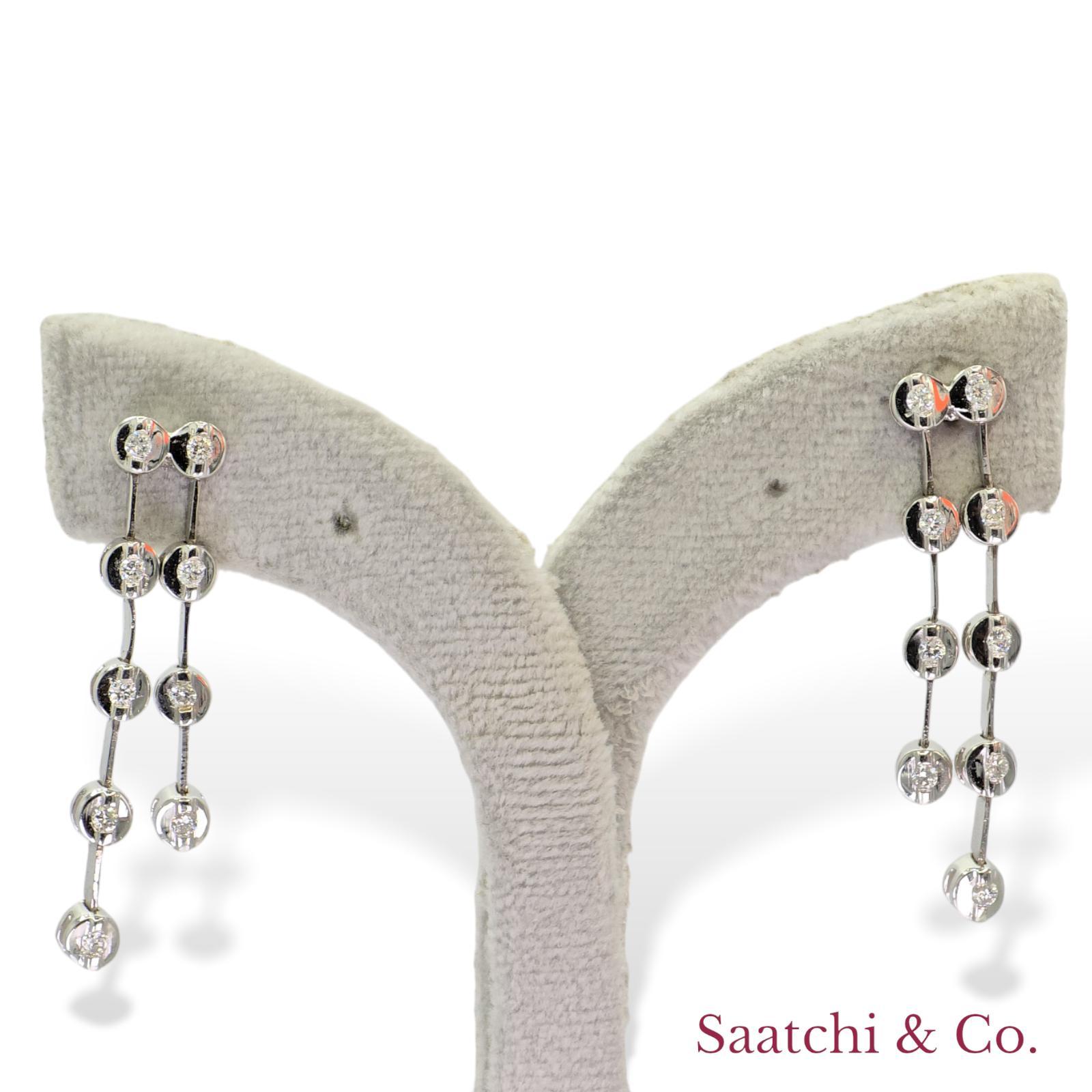 Orecchini a catena con diamanti naturali in oro bianco 18k 750 in vendita 3