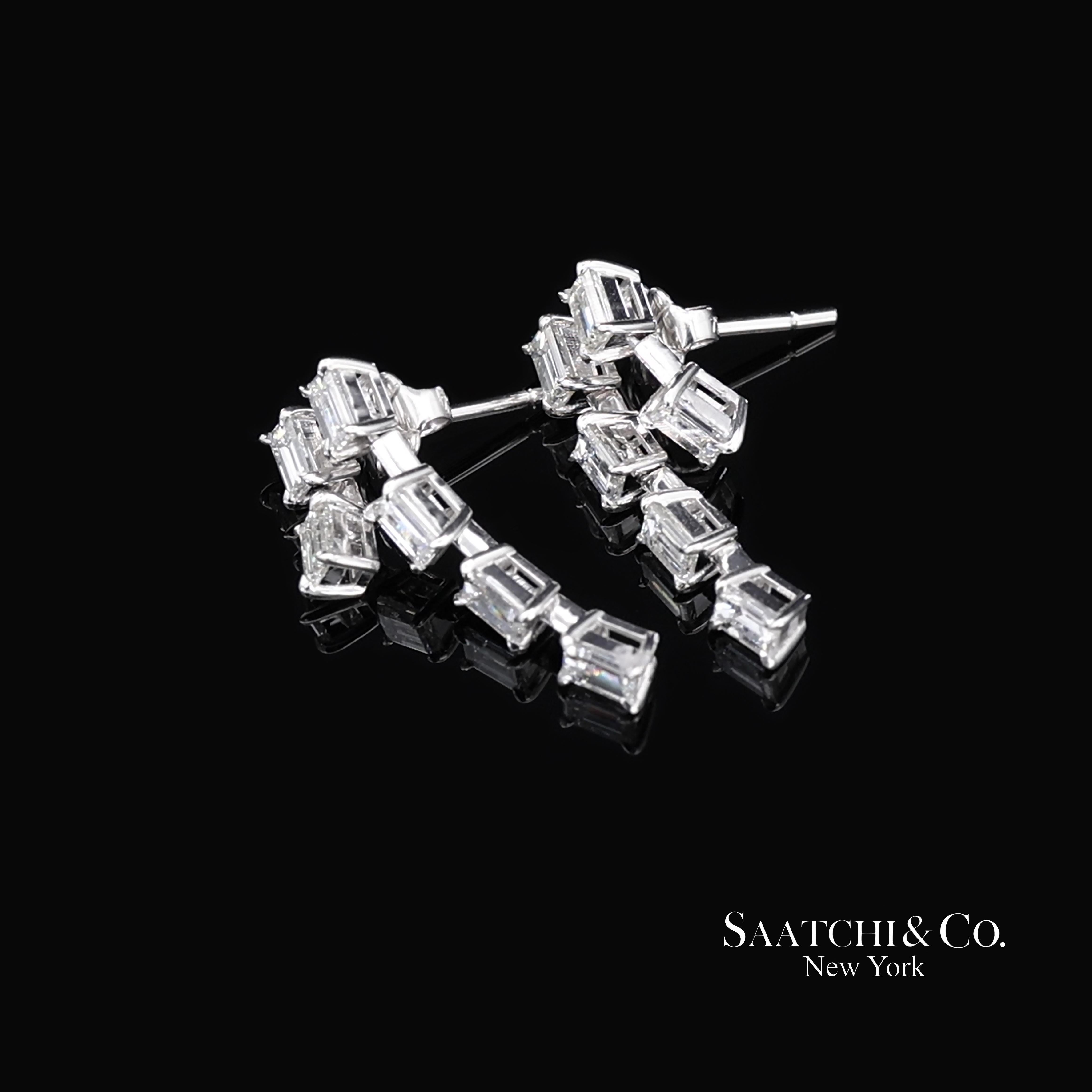 Boucles d'oreilles en or blanc 18K 750 diamants naturels taille émeraude en vente 1