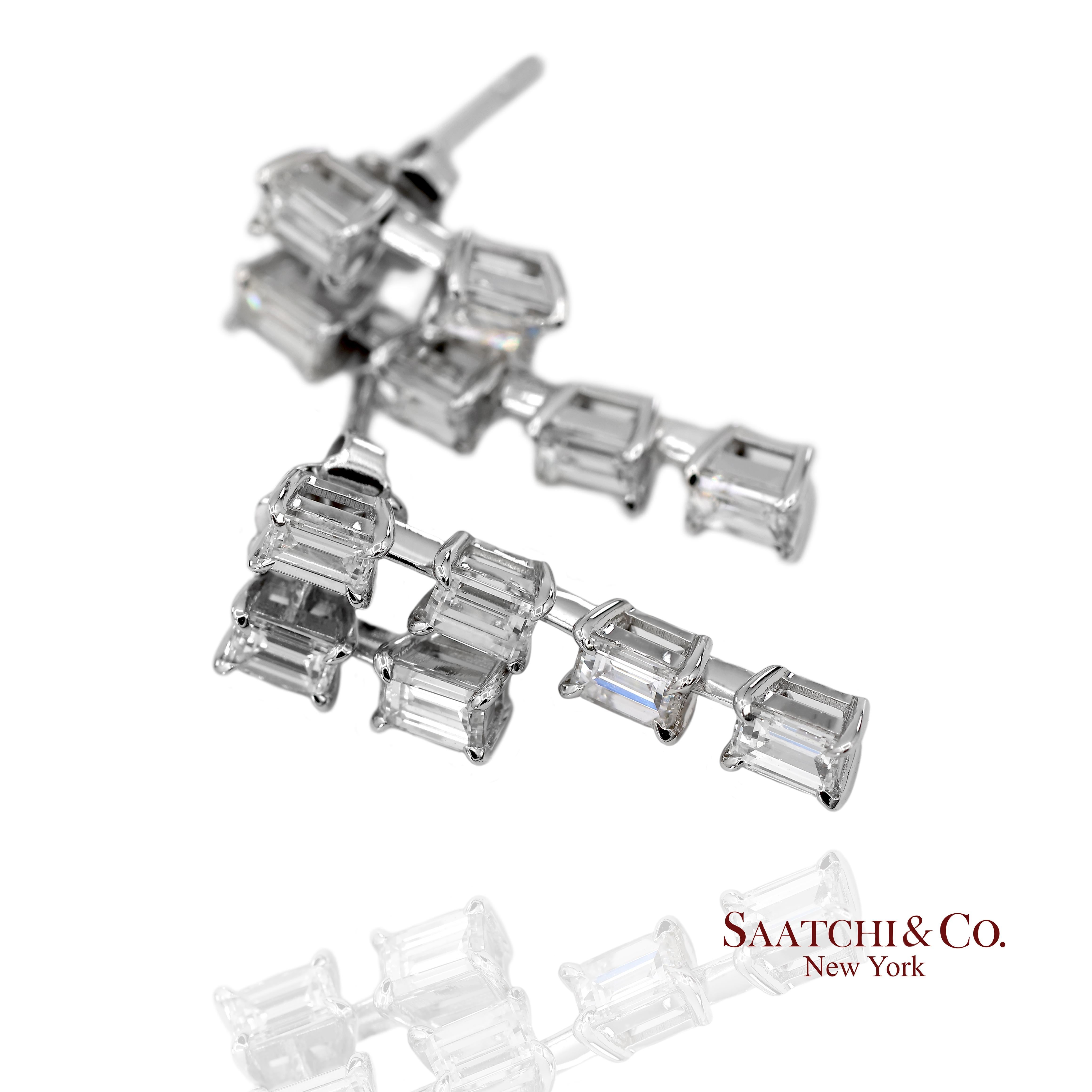 Boucles d'oreilles en or blanc 18K 750 diamants naturels taille émeraude en vente 3