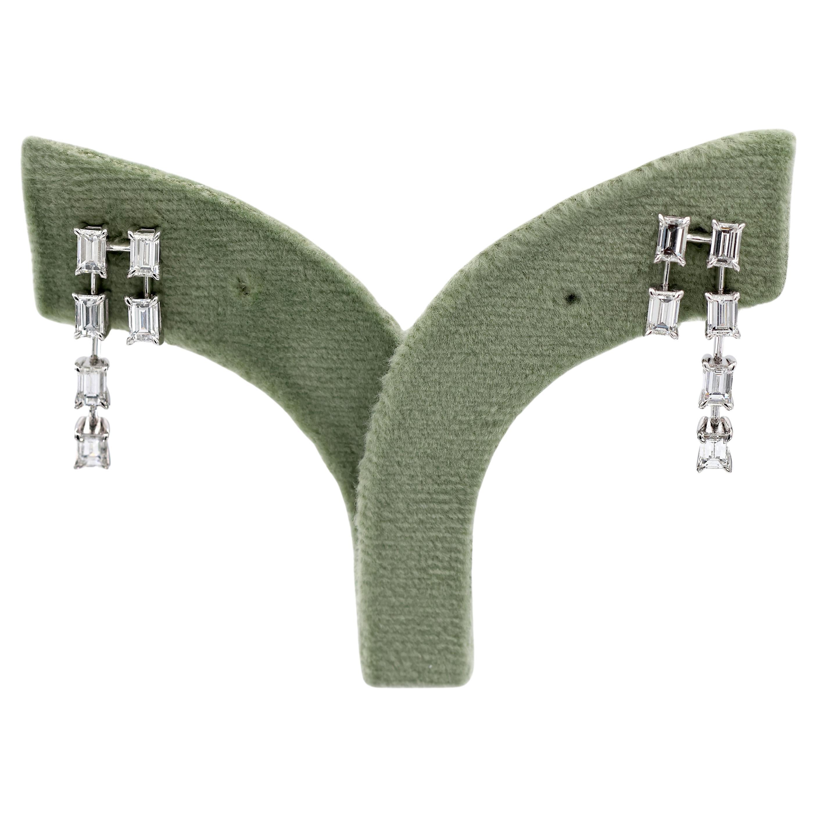 Boucles d
oreilles en or blanc 18K 750 diamants naturels taille émeraude en vente