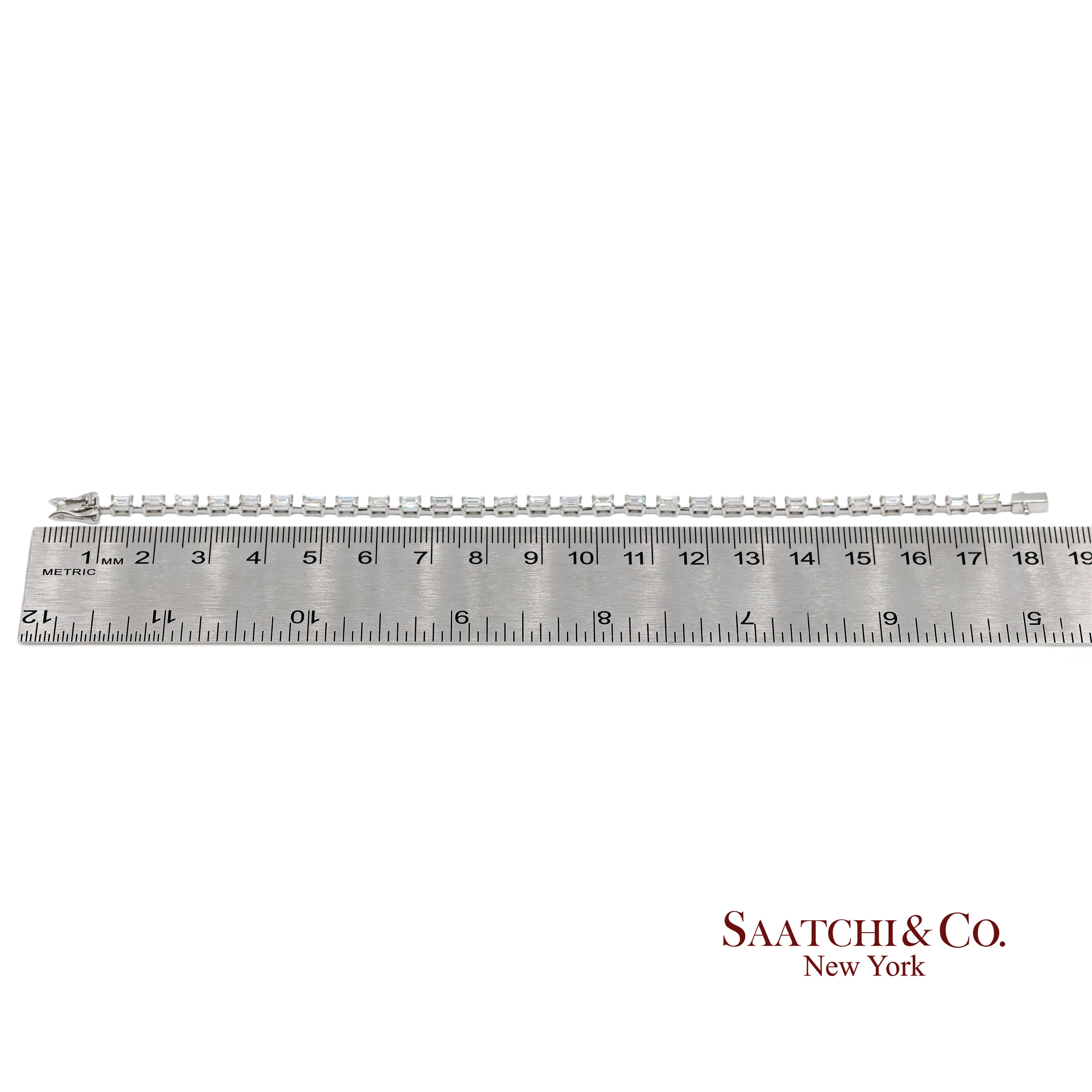 Pulsera de tenis de oro blanco 750 de 18 quilates con diamantes naturales talla esmeralda en venta 5