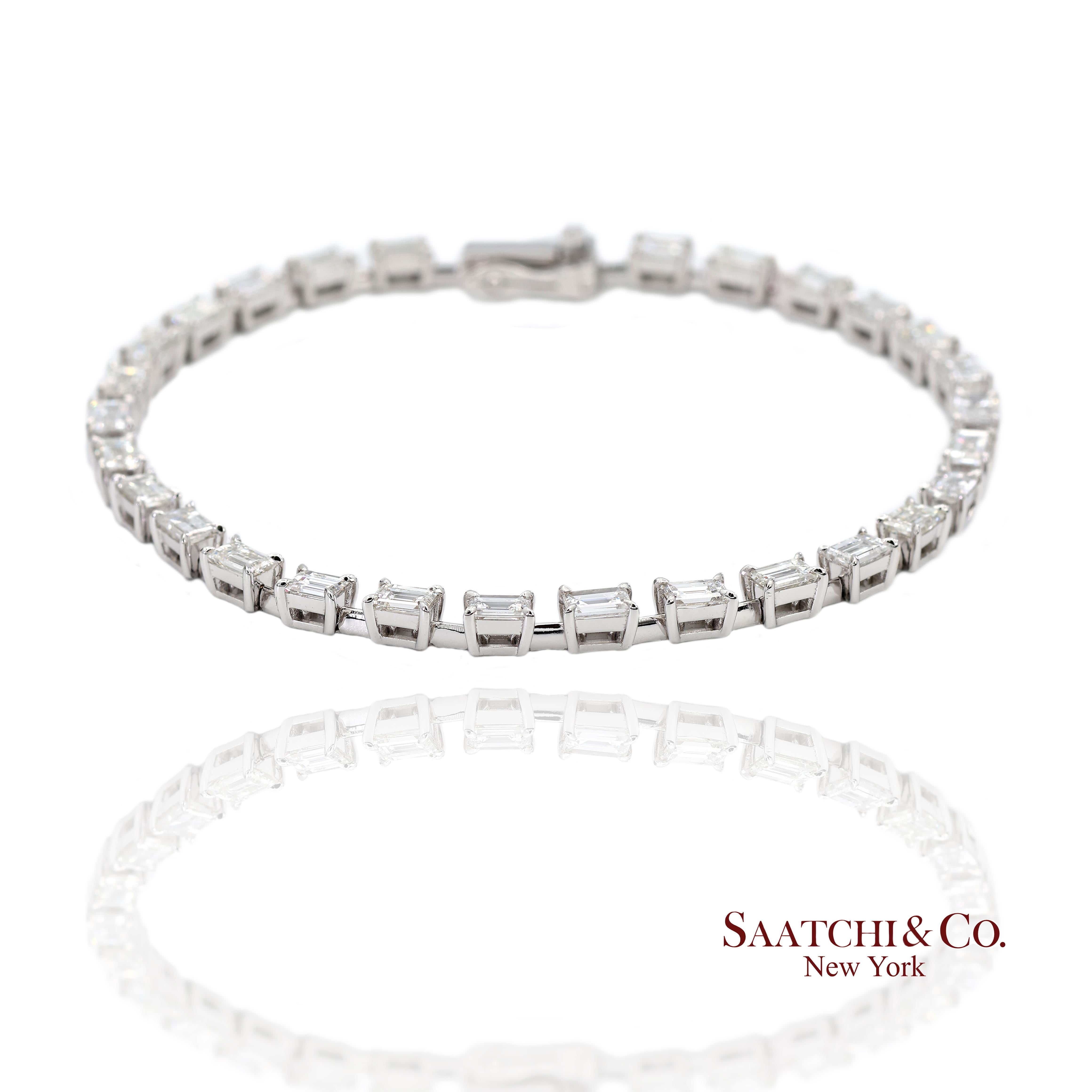 Pulsera de tenis de oro blanco 750 de 18 quilates con diamantes naturales talla esmeralda Contemporáneo en venta