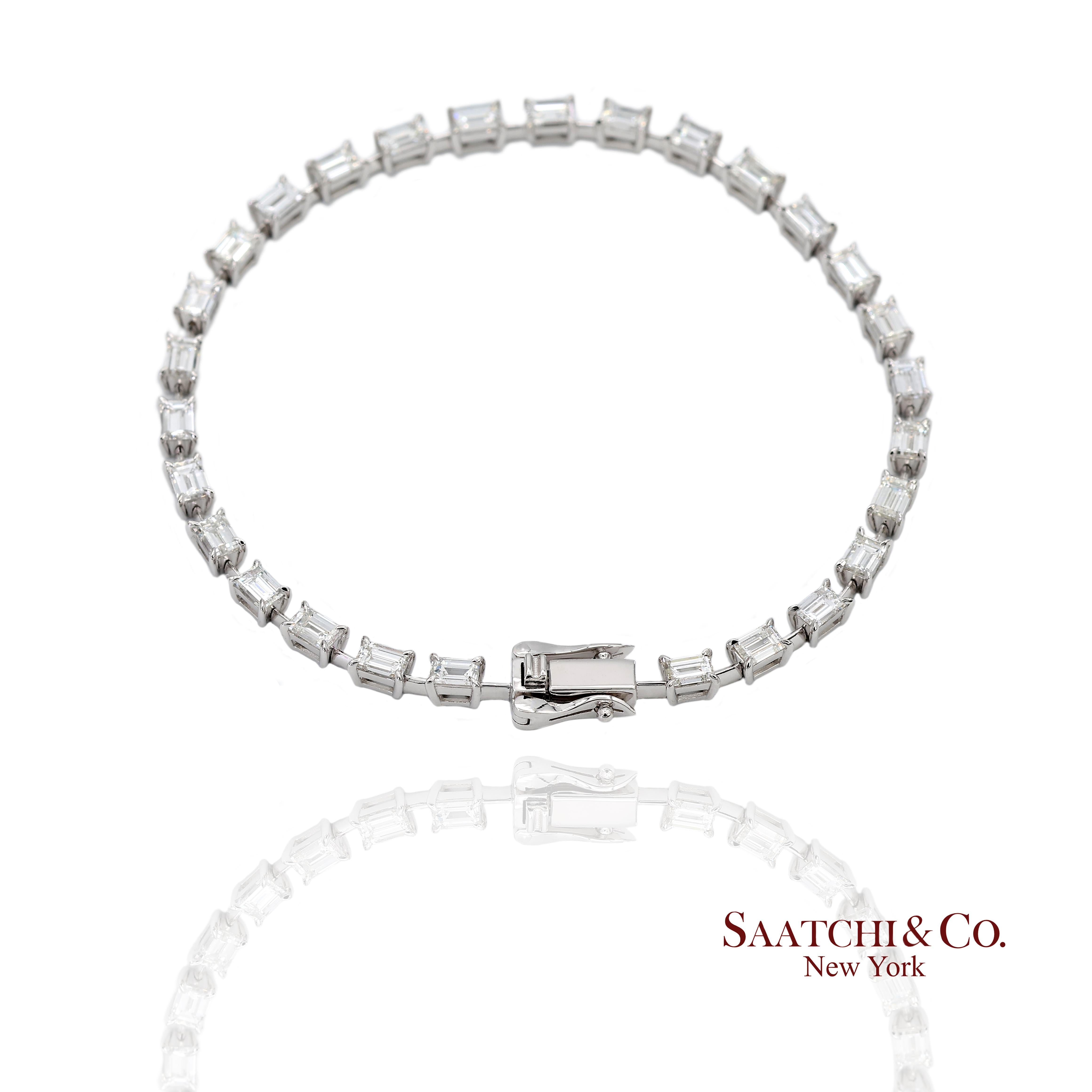 Pulsera de tenis de oro blanco 750 de 18 quilates con diamantes naturales talla esmeralda en Nuevo estado para la venta en New York, NY