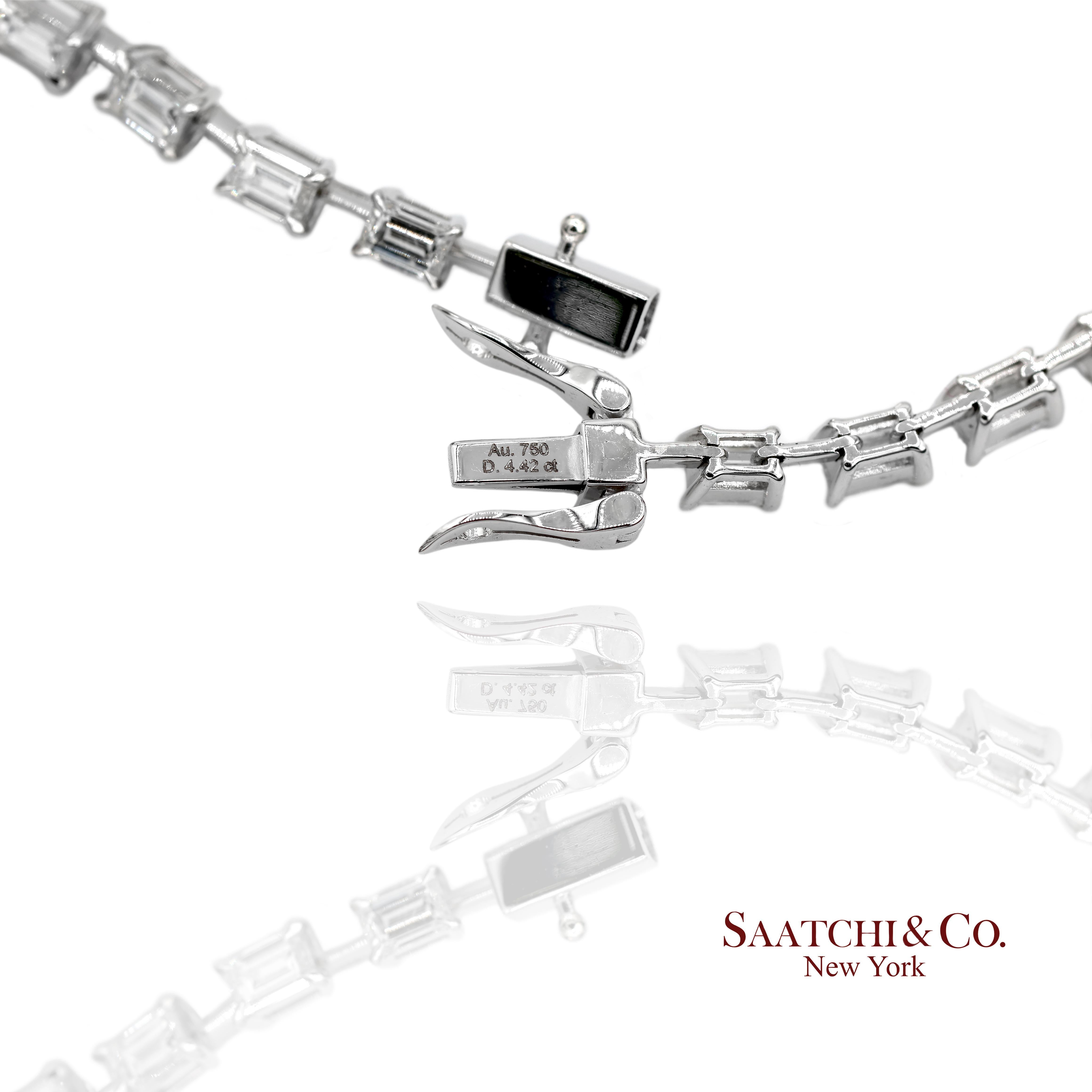 Pulsera de tenis de oro blanco 750 de 18 quilates con diamantes naturales talla esmeralda en venta 1