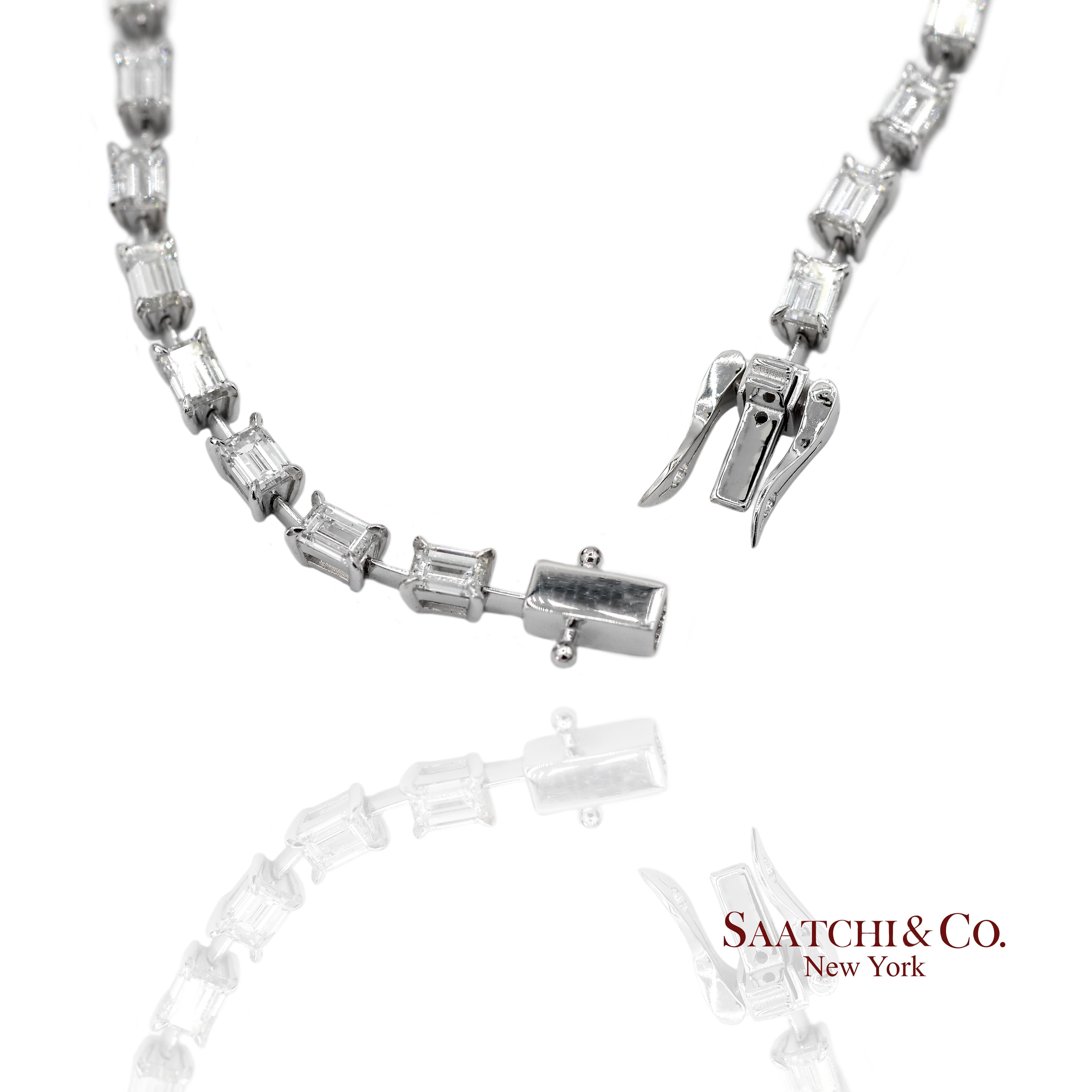 Pulsera de tenis de oro blanco 750 de 18 quilates con diamantes naturales talla esmeralda en venta 2