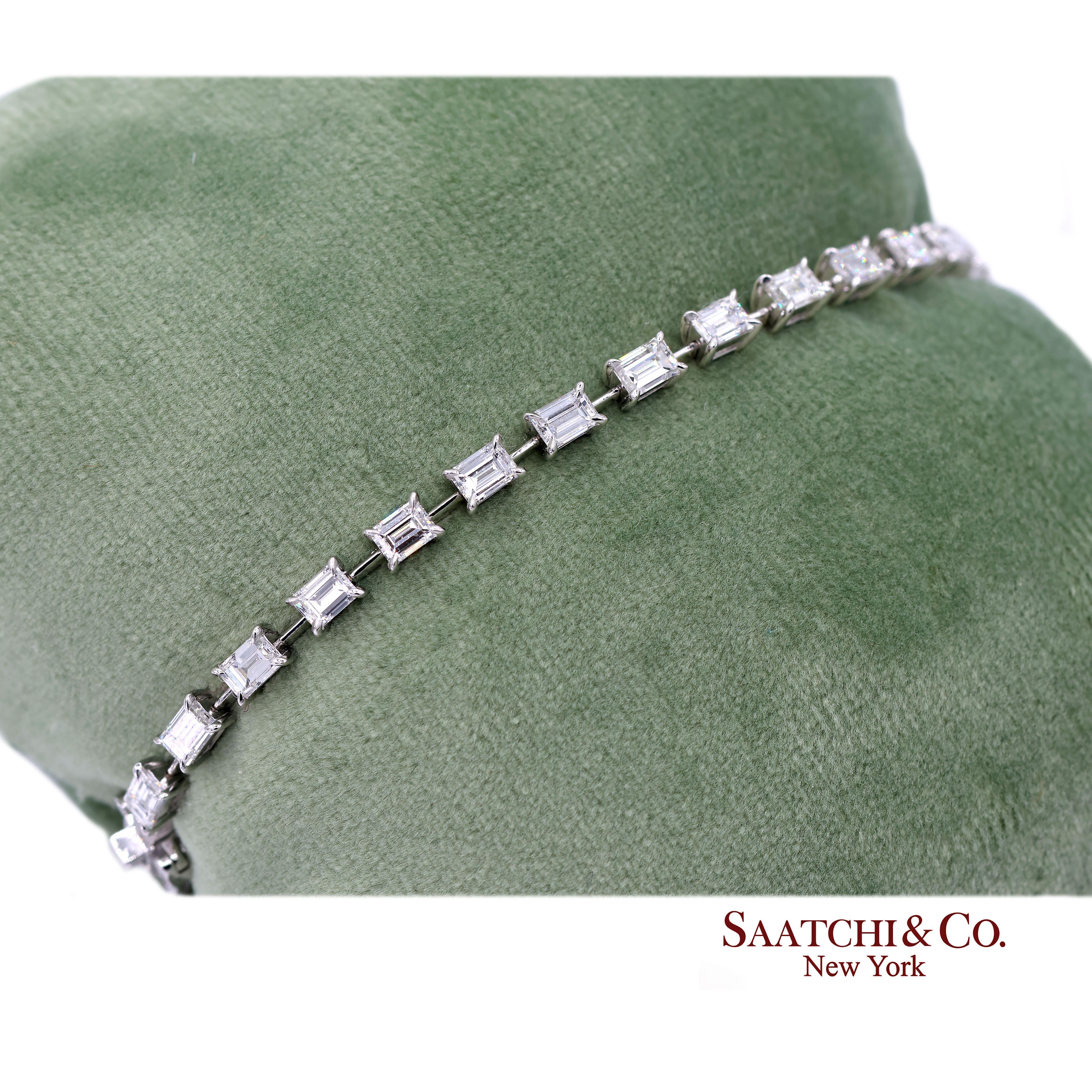 Pulsera de tenis de oro blanco 750 de 18 quilates con diamantes naturales talla esmeralda en venta 3