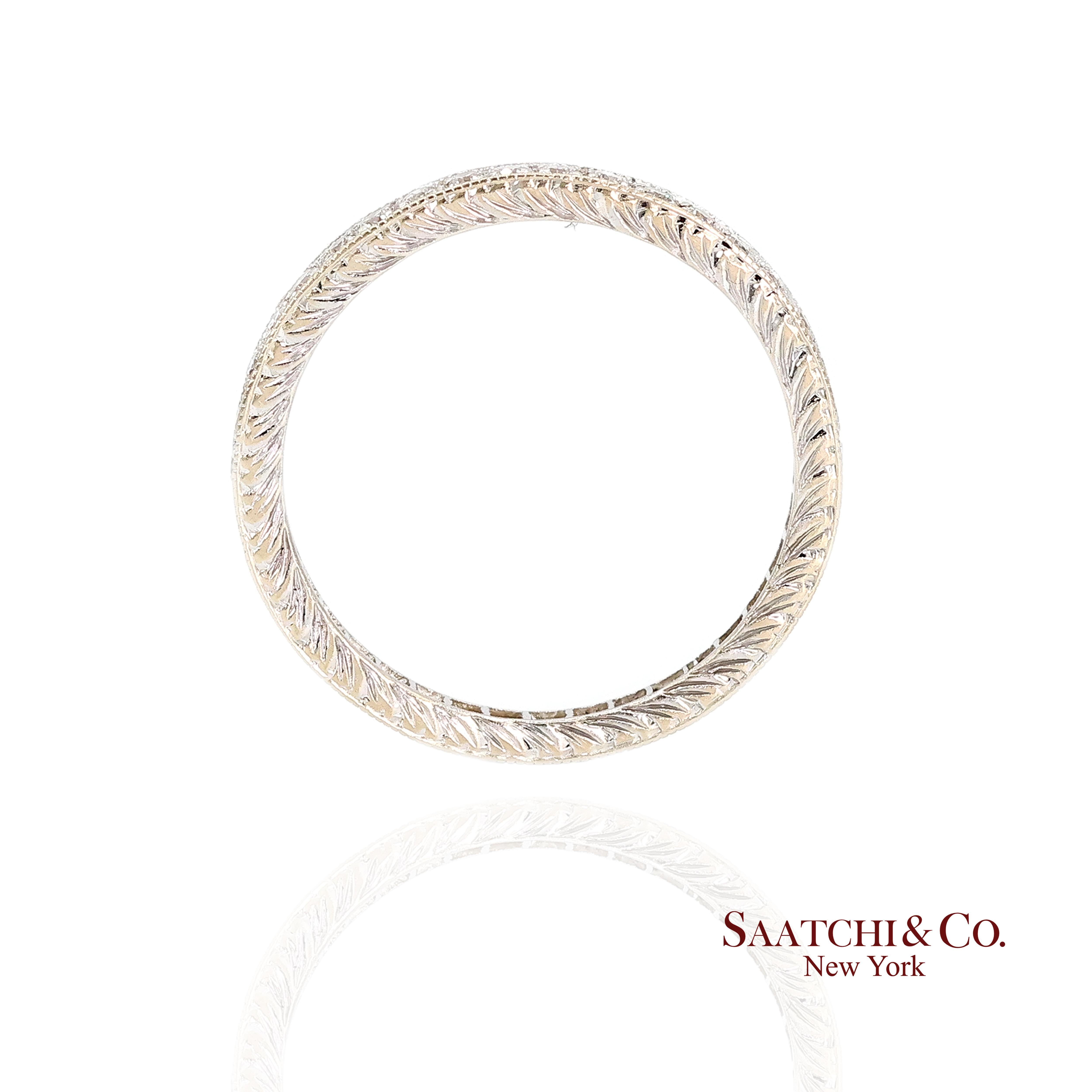 Anillo de oro blanco 750 de 18 quilates con diamante natural grabado en Excelente estado para la venta en New York, NY