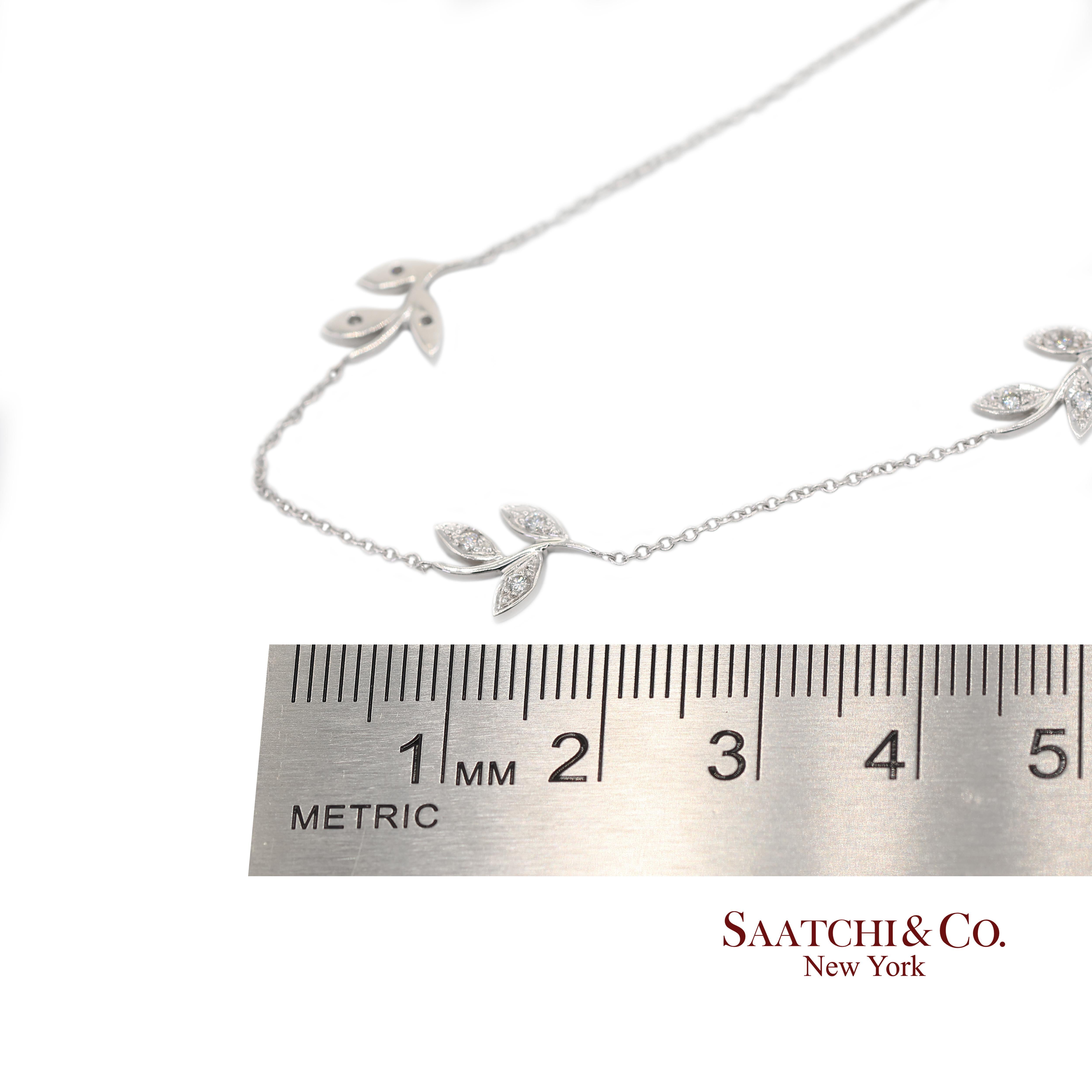 Collier à pendentif feuille en or blanc 18K 750 diamants naturels avec chaîne en vente 4