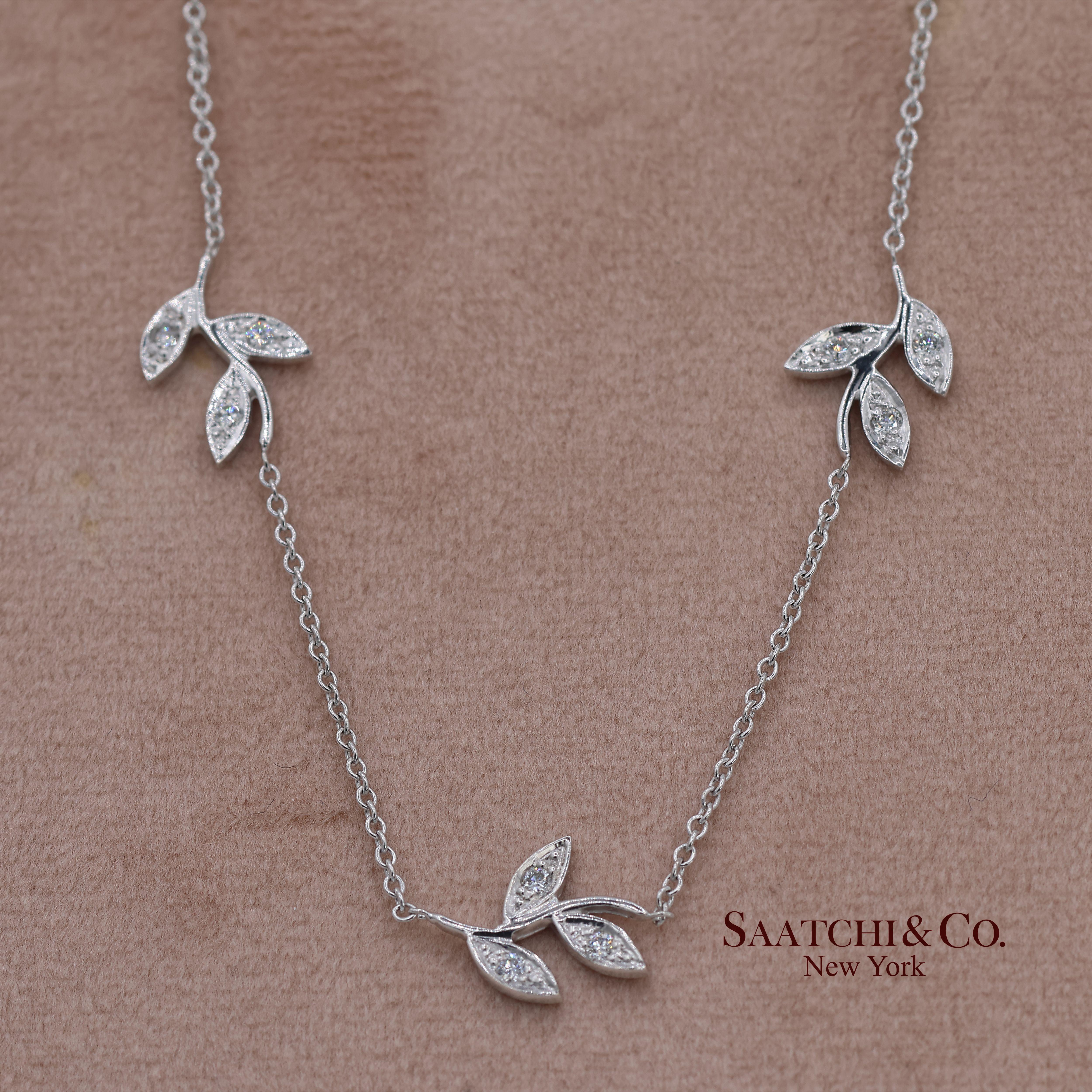 Collier à pendentif feuille en or blanc 18K 750 diamants naturels avec chaîne en vente 5