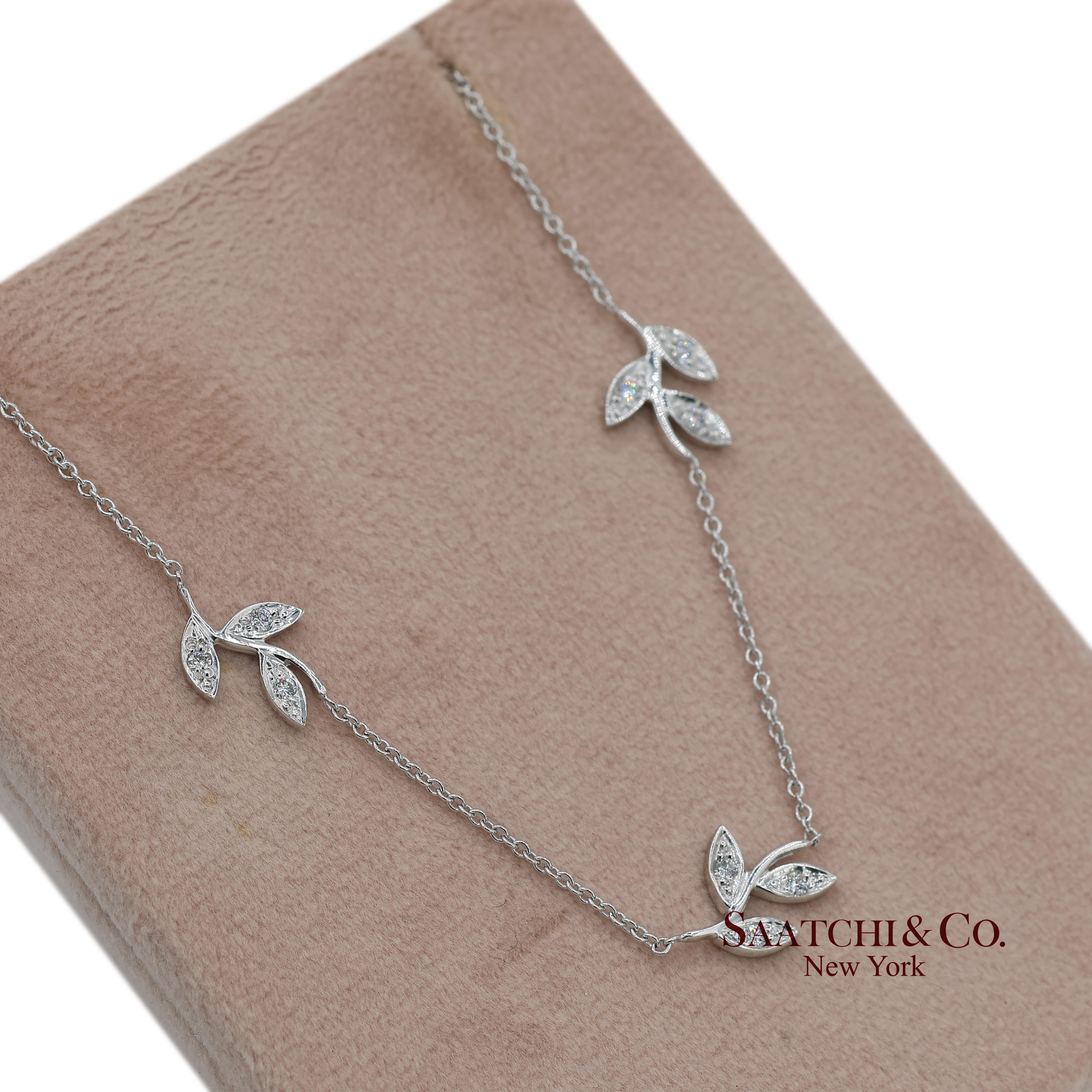 Collier à pendentif feuille en or blanc 18K 750 diamants naturels avec chaîne en vente 7