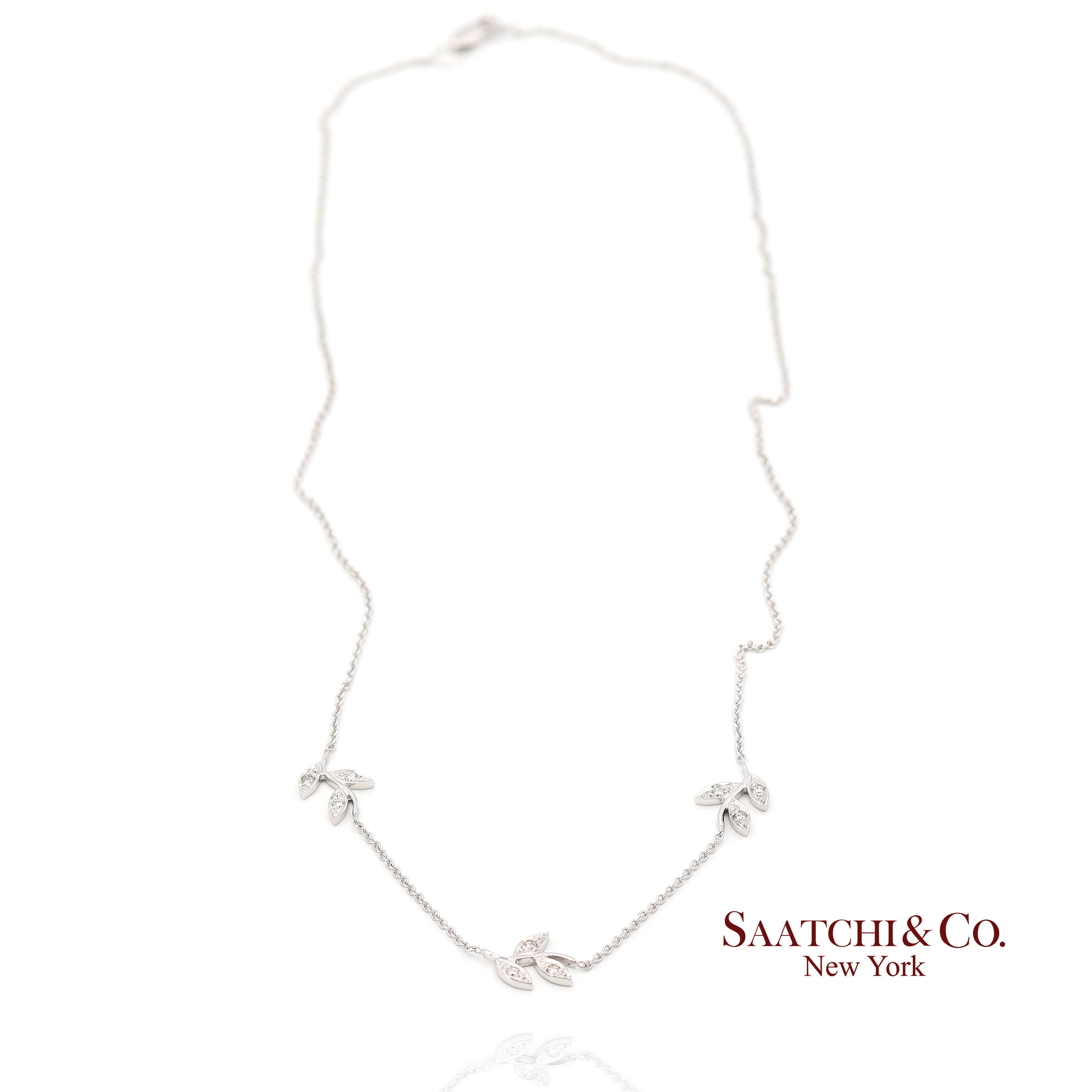 Contemporain Collier à pendentif feuille en or blanc 18K 750 diamants naturels avec chaîne en vente