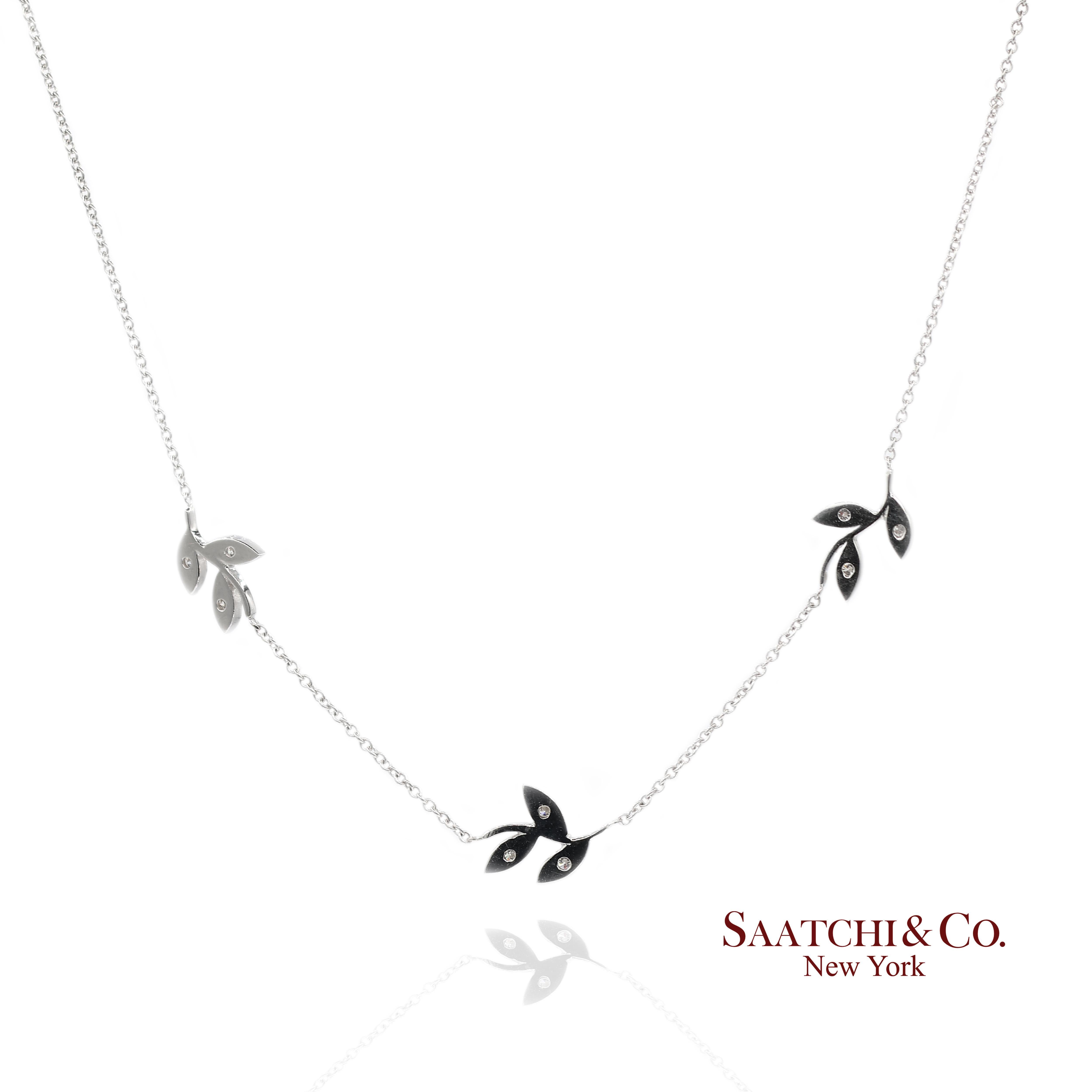 Collier à pendentif feuille en or blanc 18K 750 diamants naturels avec chaîne Neuf - En vente à New York, NY