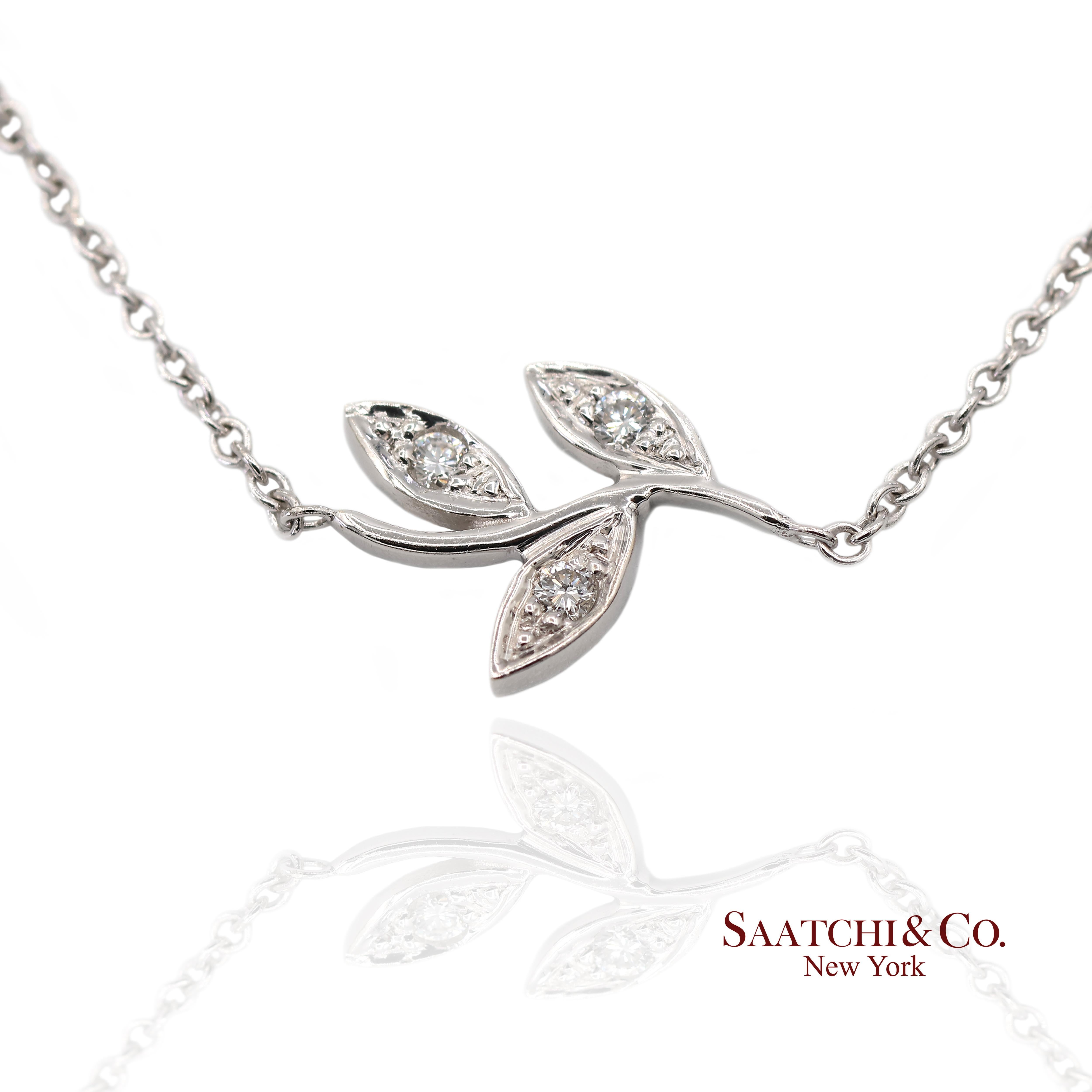 Collier à pendentif feuille en or blanc 18K 750 diamants naturels avec chaîne Pour femmes en vente