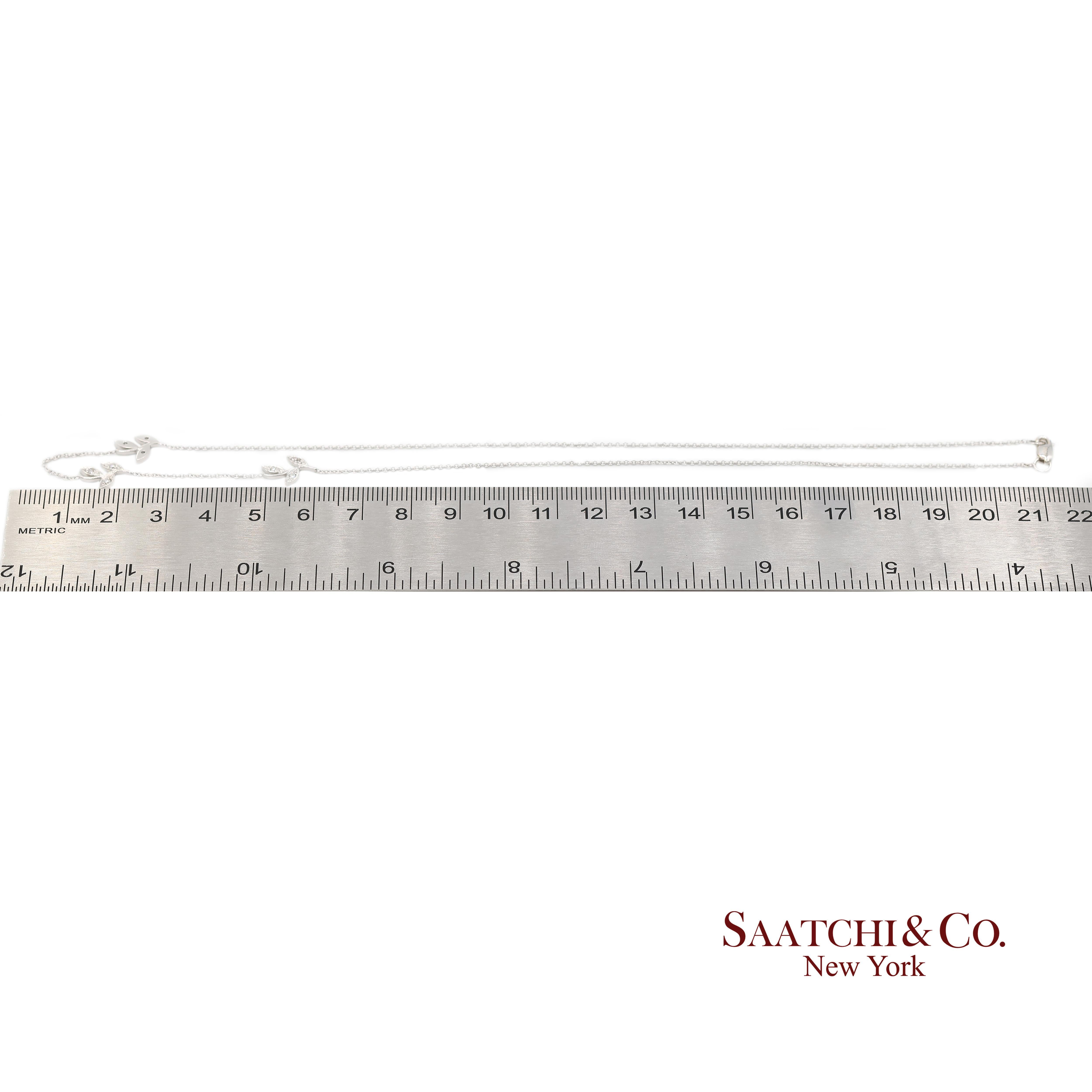 Collier à pendentif feuille en or blanc 18K 750 diamants naturels avec chaîne en vente 3