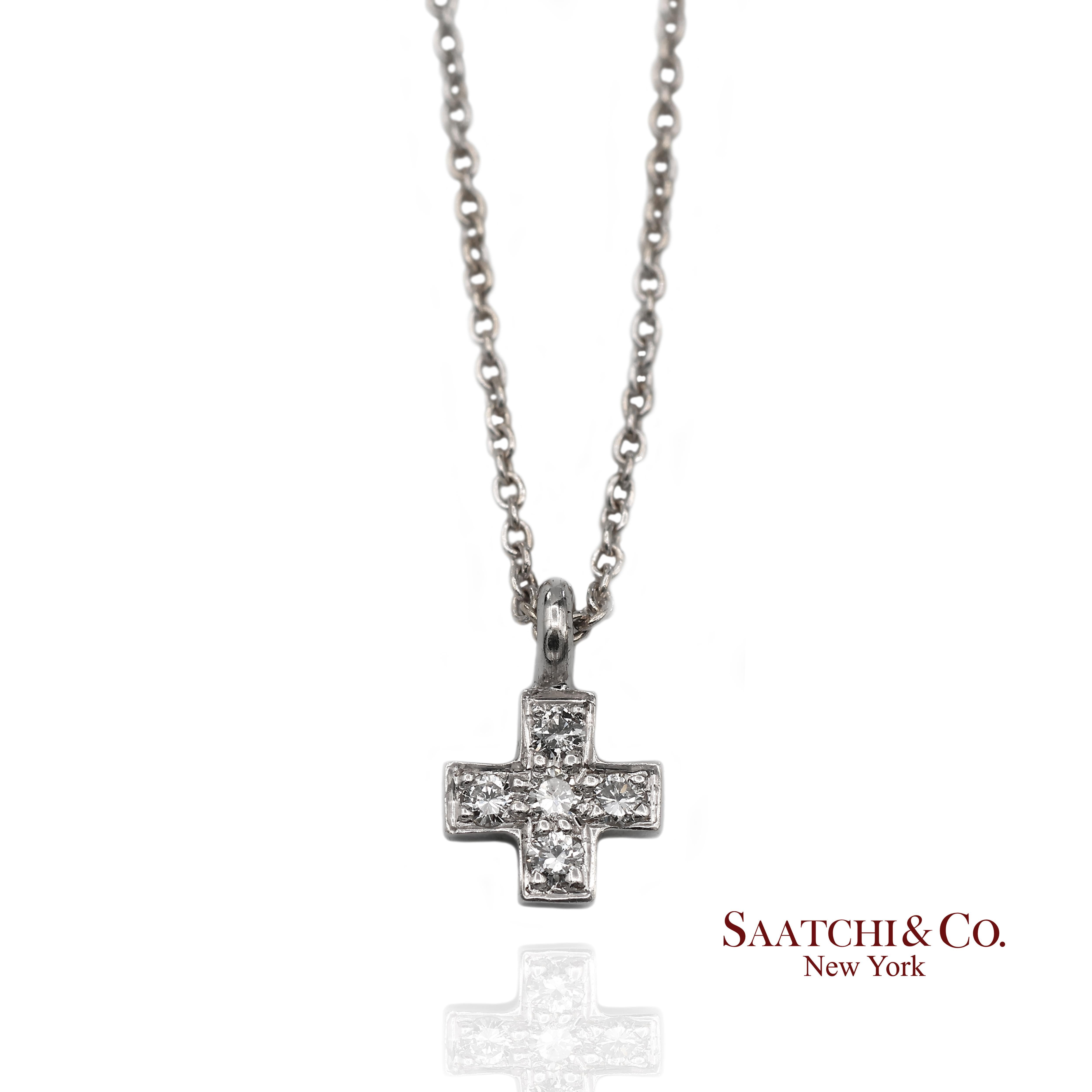 Contemporain Collier avec chaîne en or blanc 750 millièmes (18K) et pendentif en forme de petite croix en diamant naturel en vente