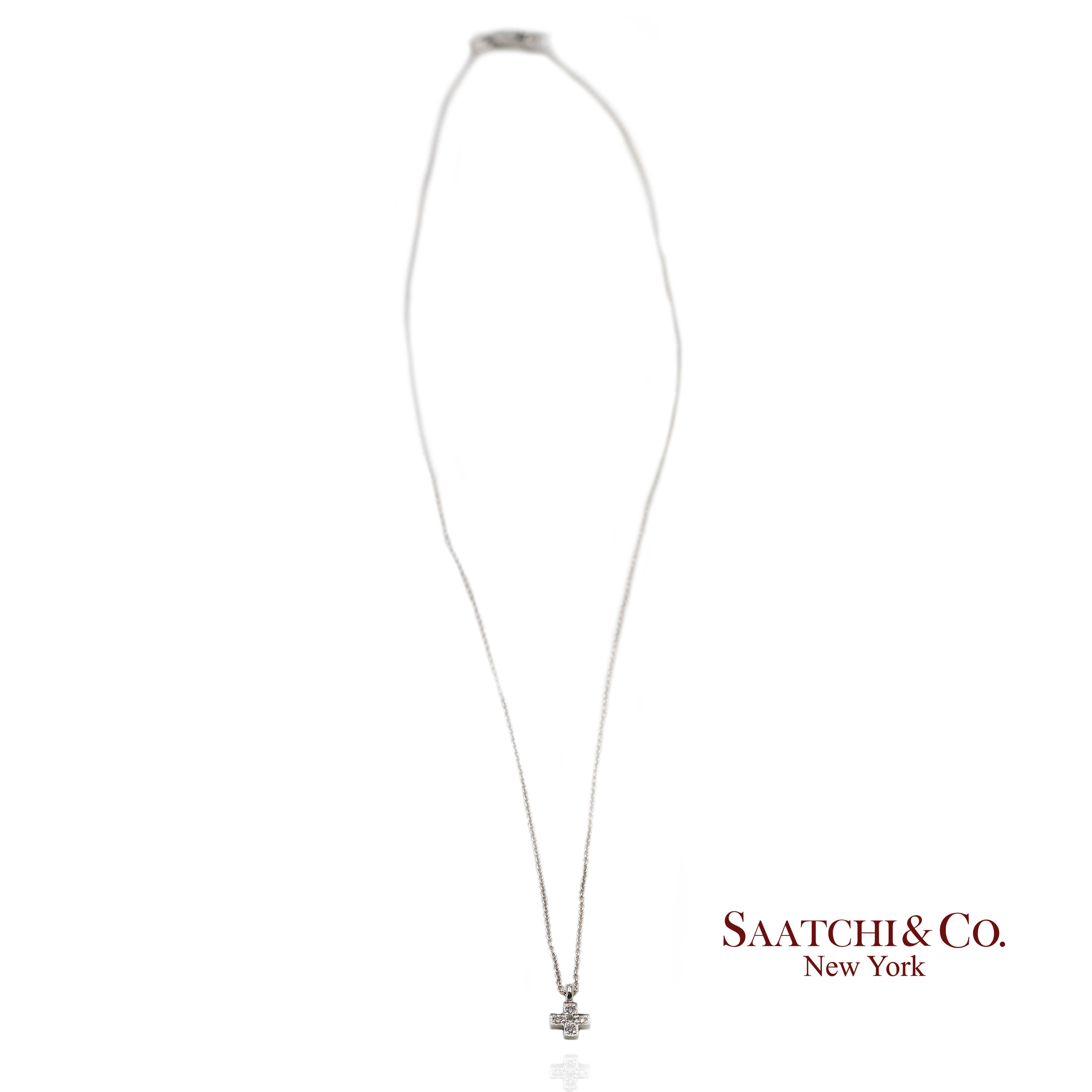 Taille brillant Collier avec chaîne en or blanc 750 millièmes (18K) et pendentif en forme de petite croix en diamant naturel en vente