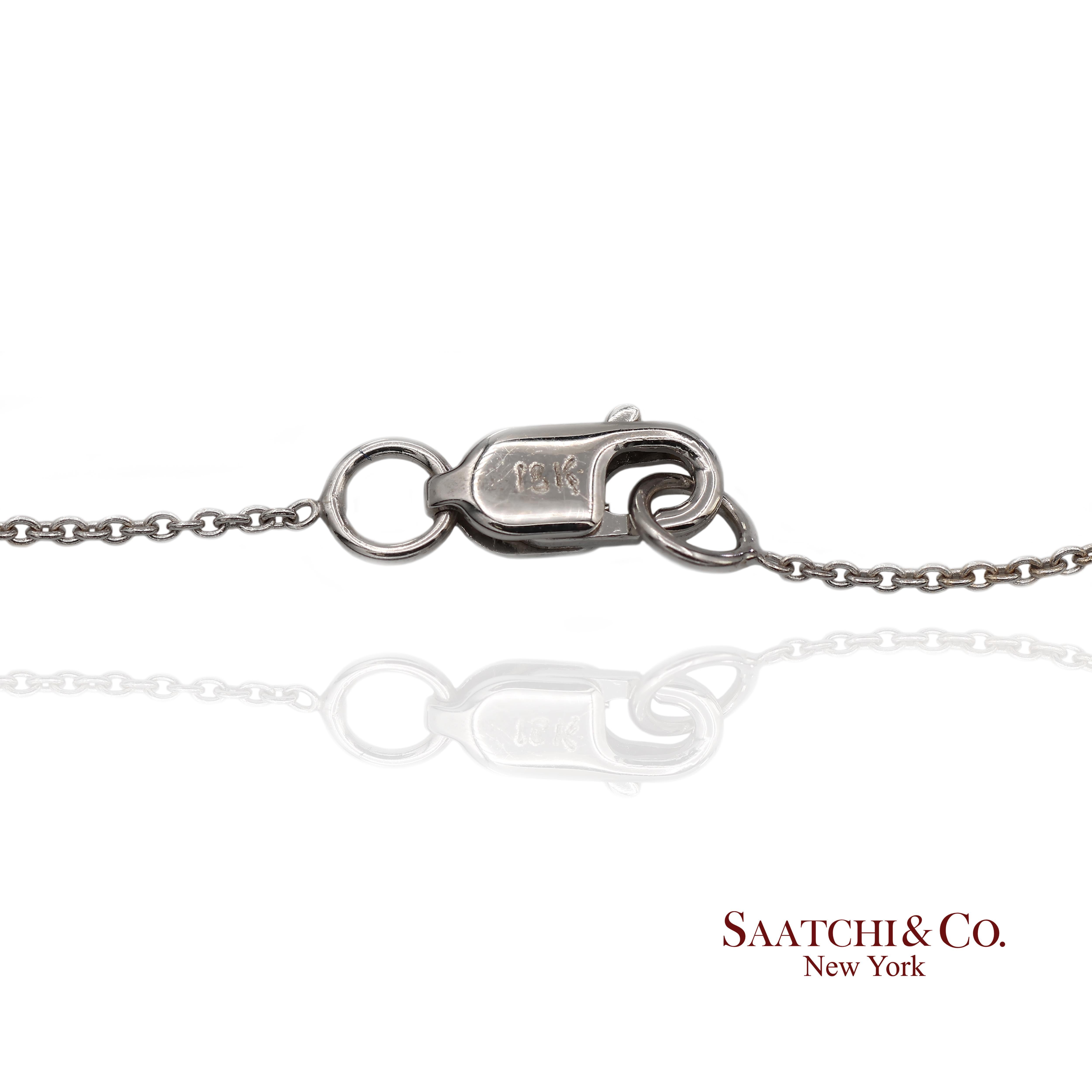 Collier avec chaîne en or blanc 750 millièmes (18K) et pendentif en forme de petite croix en diamant naturel Neuf - En vente à New York, NY