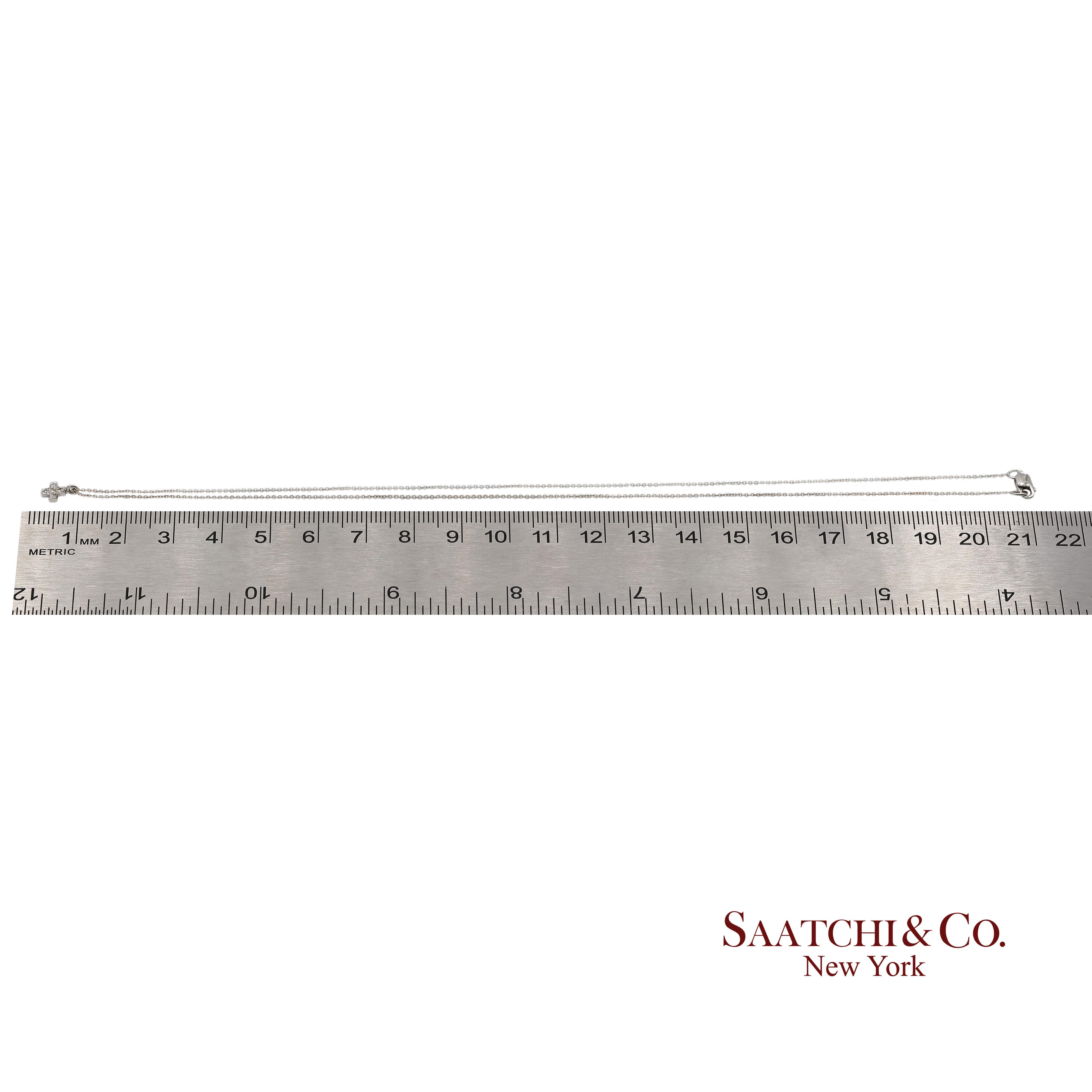 Collier avec chaîne en or blanc 750 millièmes (18K) et pendentif en forme de petite croix en diamant naturel en vente 1