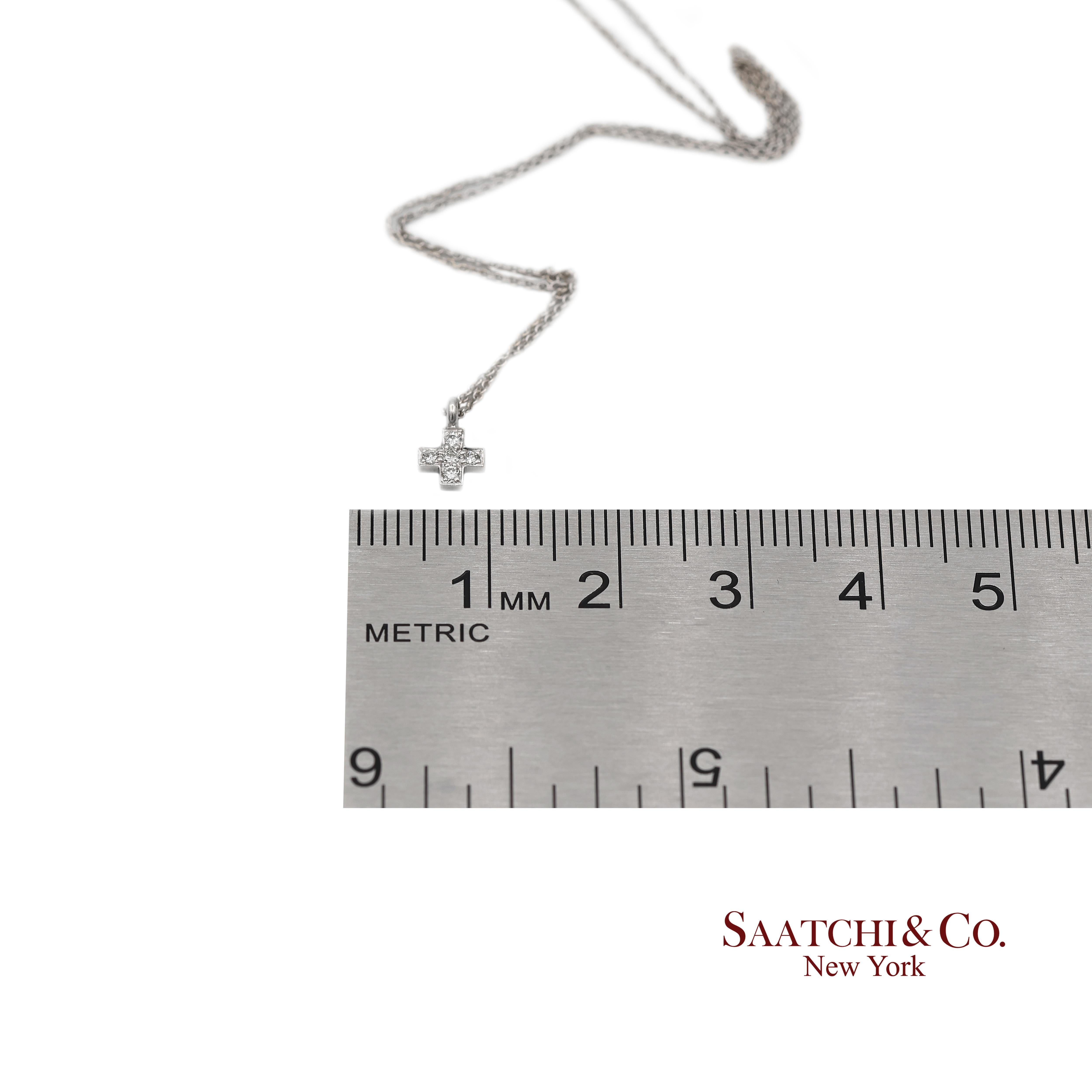 Collier avec chaîne en or blanc 750 millièmes (18K) et pendentif en forme de petite croix en diamant naturel en vente 2