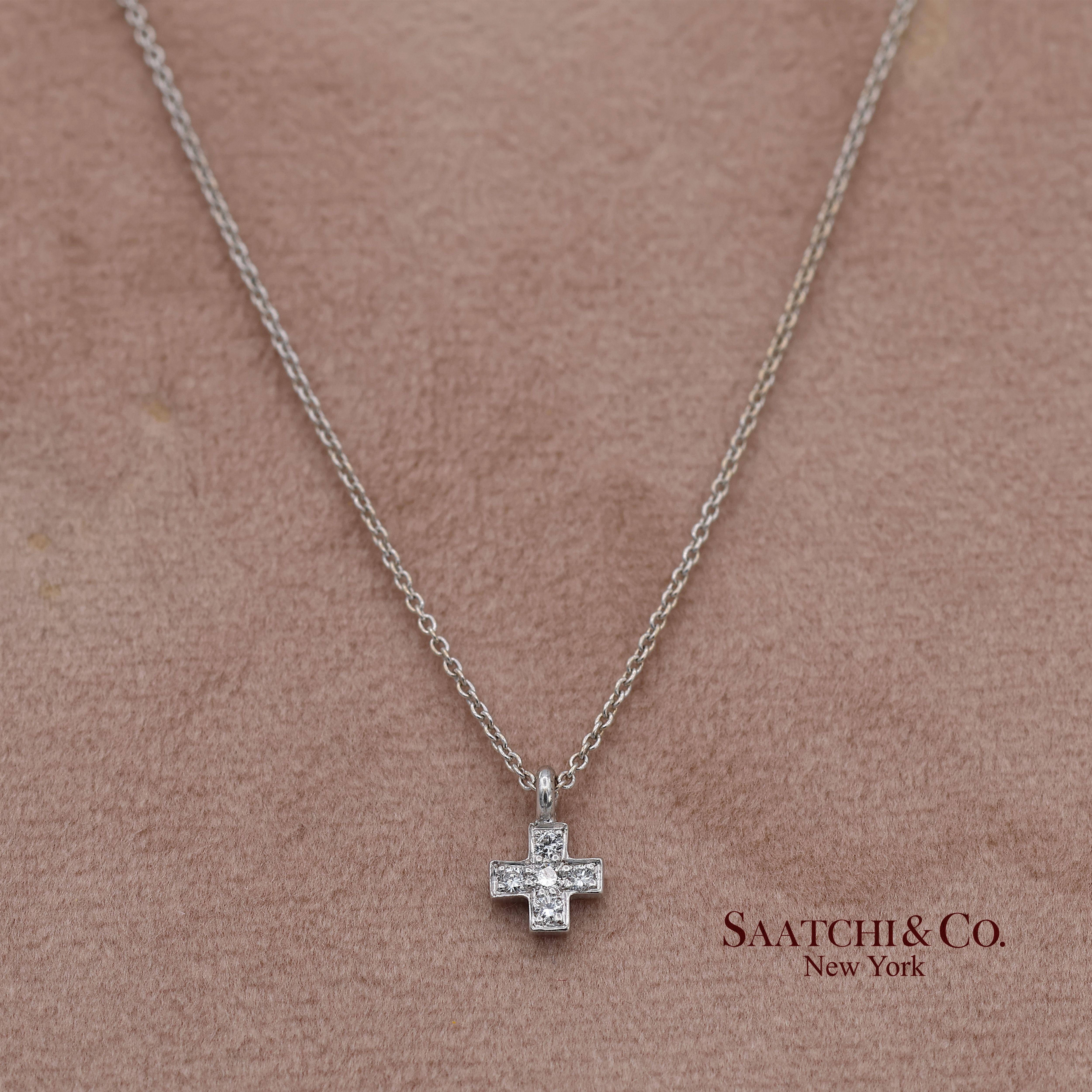 Collier avec chaîne en or blanc 750 millièmes (18K) et pendentif en forme de petite croix en diamant naturel en vente 3