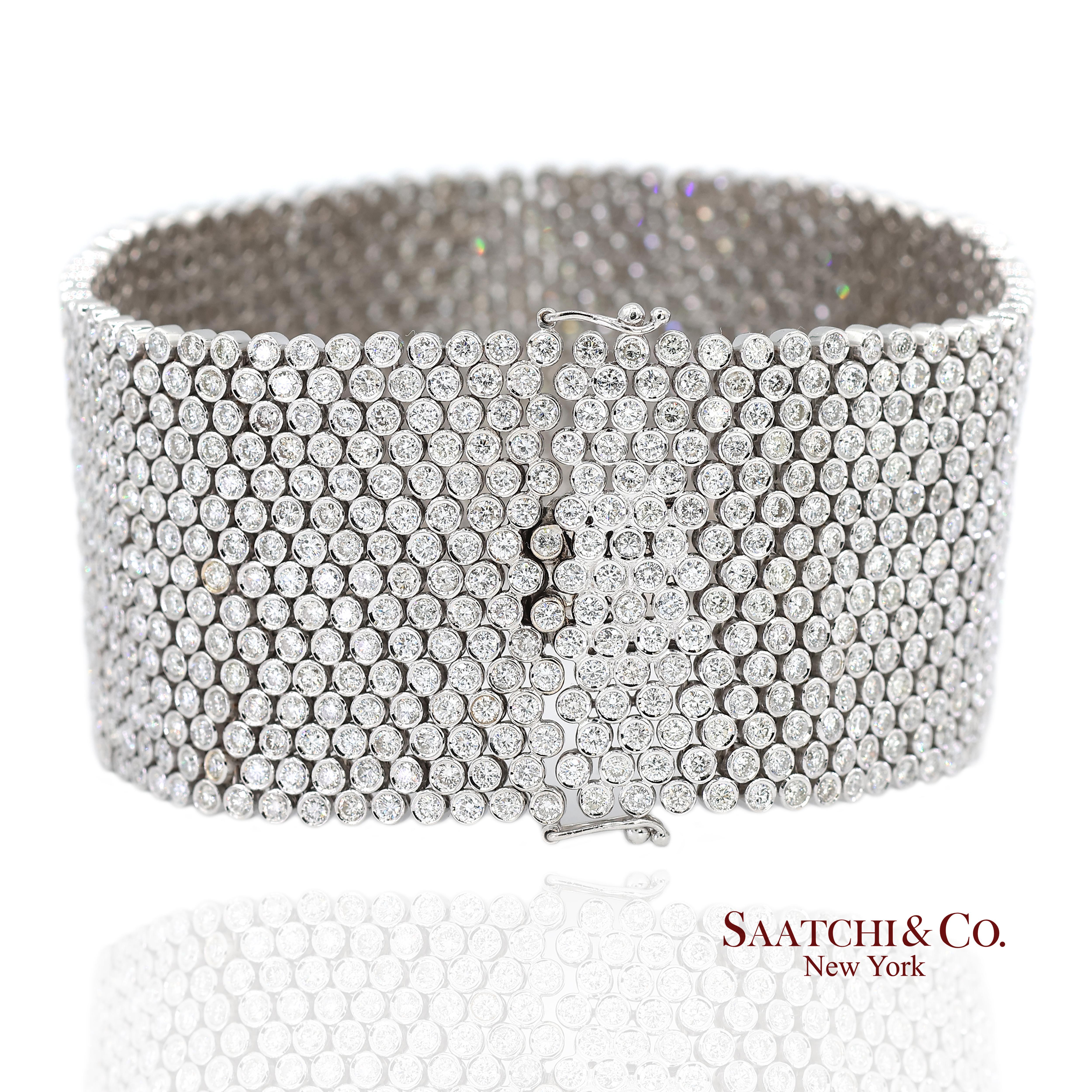 Bracciale con diamanti in oro bianco 18 carati

Tipo di metallo: oro bianco 18K
Peso totale dell'articolo: 108,2 grammi
Lunghezza: 8.0 in
Larghezza: 34.0 mm
Altezza: 2.4 mm
Grande: Yes One
1:
Pietra primaria: Diamante naturale
Peso in carati del