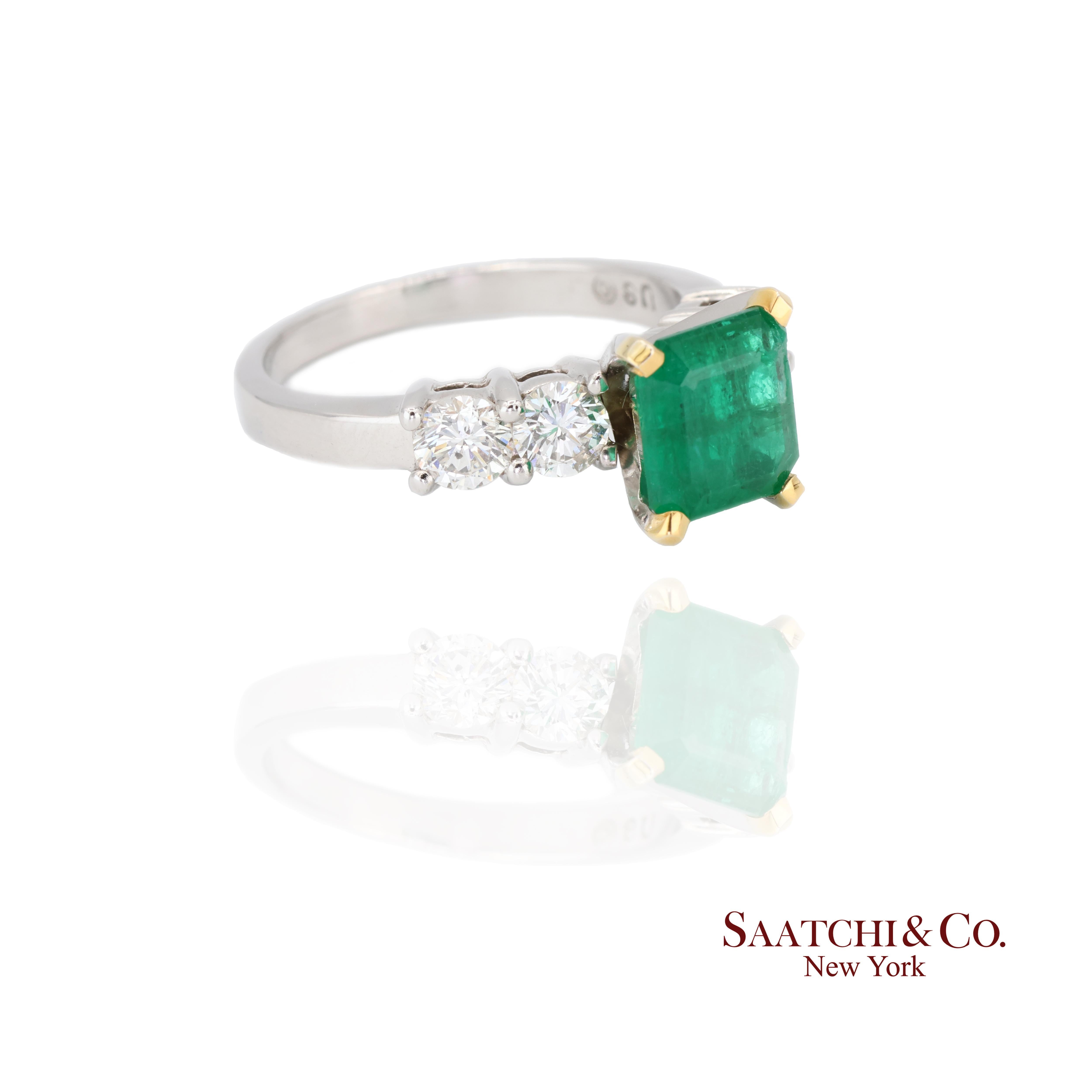 Anello in oro con smeraldo e diamante

Tipo di metallo: Oro 18k, Oro bianco
Peso totale dell'articolo: 5,0 grammi
Misura dell'anello: 7 (ridimensionabile)
Dimensioni: Larghezza 9,0mm X Lunghezza 19,0mm X Altezza 28,0mm

1:
Pietra primaria: