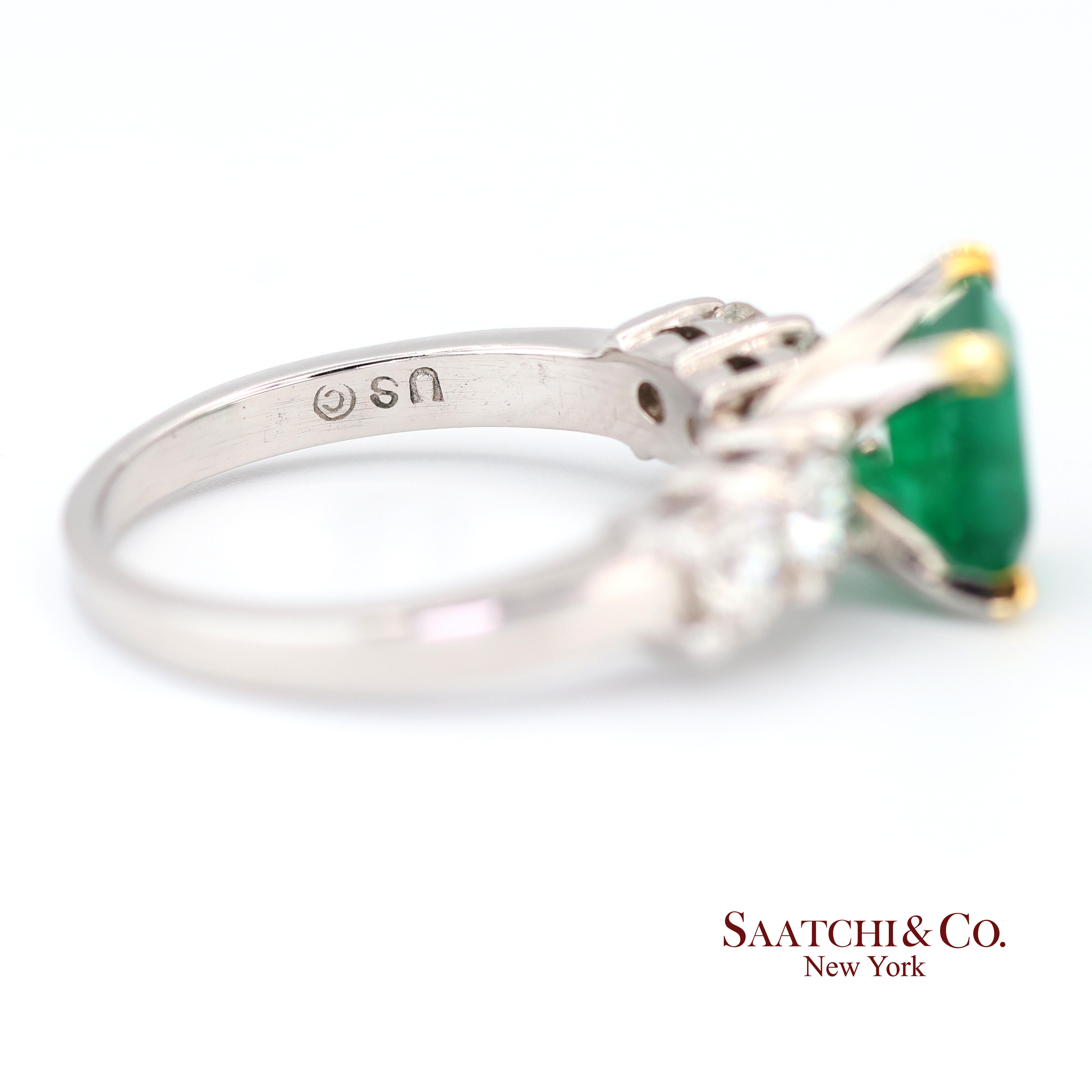 Anello in oro bianco 18k 750 con smeraldo naturale e diamante, misura 7 In condizioni Nuovo in vendita a New York, NY