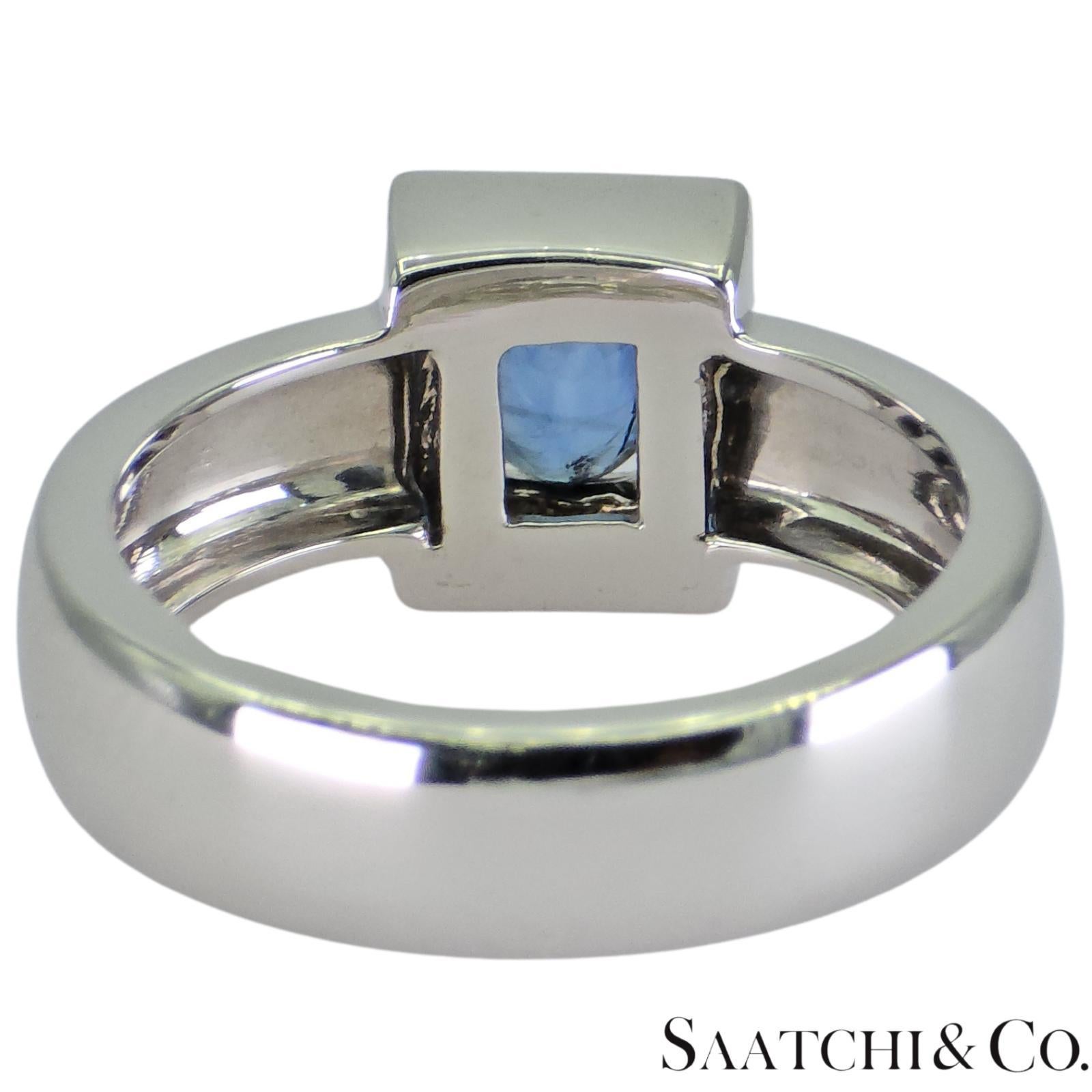 Bague en or blanc 18k 750 saphirs ovales naturels et diamants naturels en vente 1