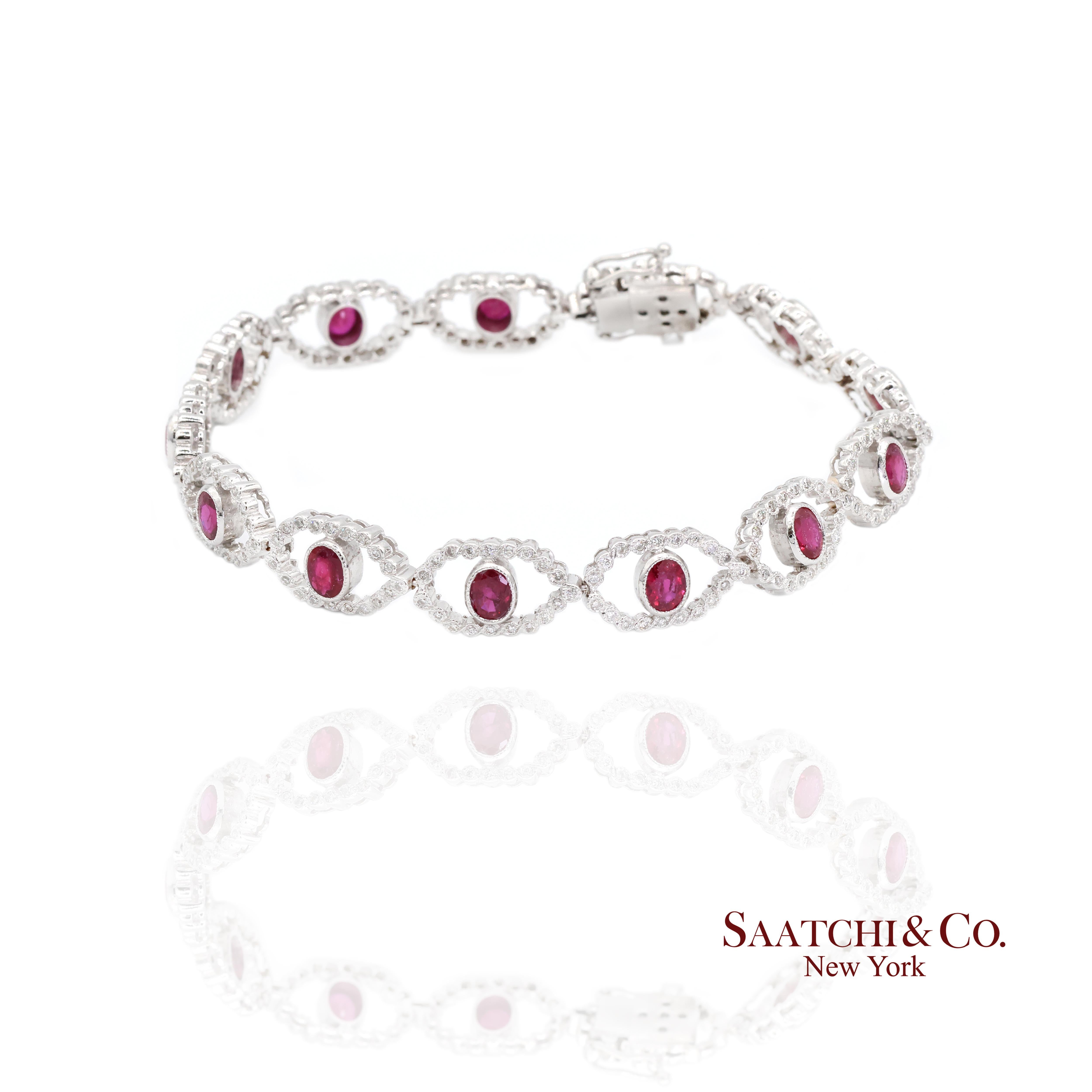 Bracelet en or blanc 18k 750 rubis naturels et diamants à grains multiples Excellent état - En vente à New York, NY