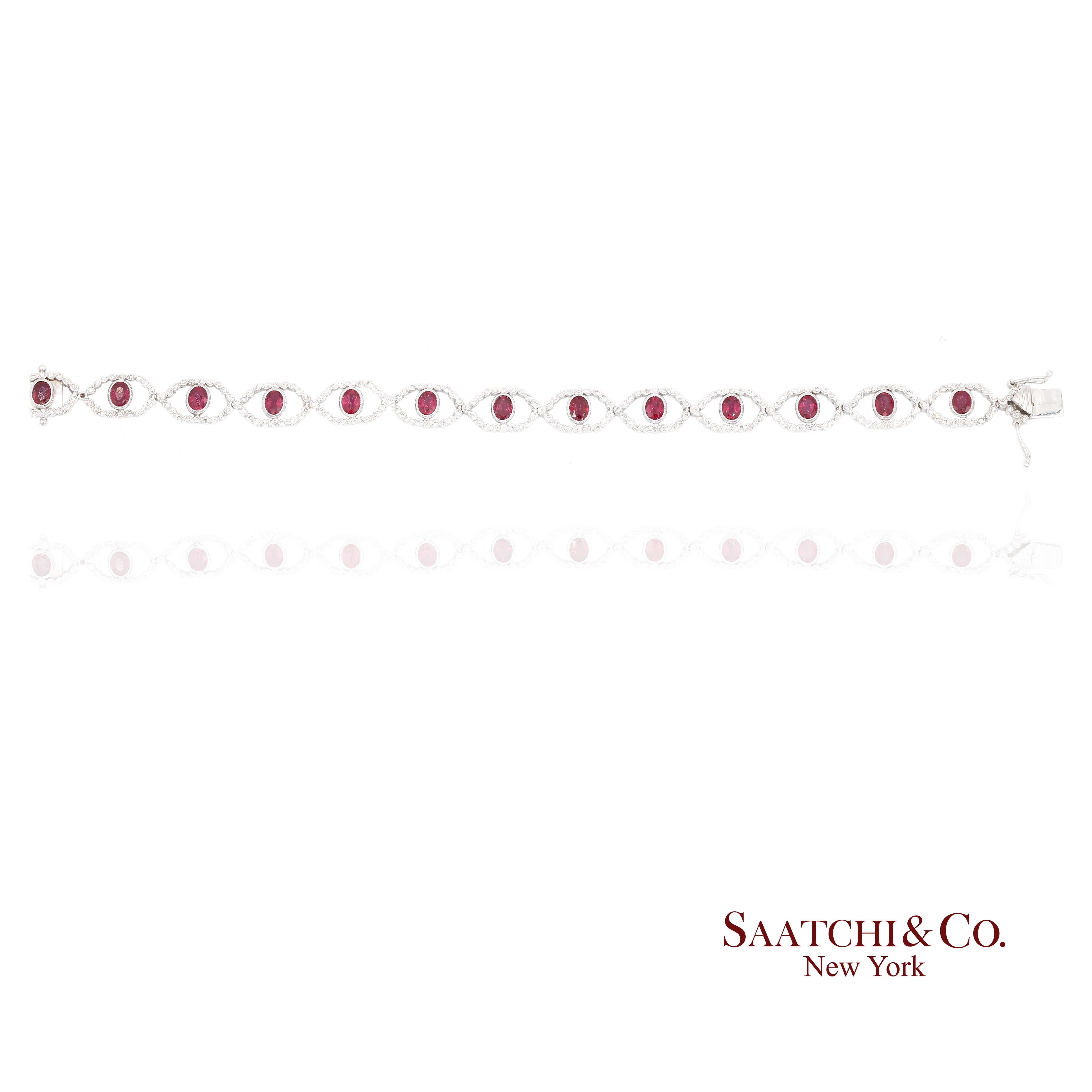 Bracelet en or blanc 18k 750 rubis naturels et diamants à grains multiples en vente 2