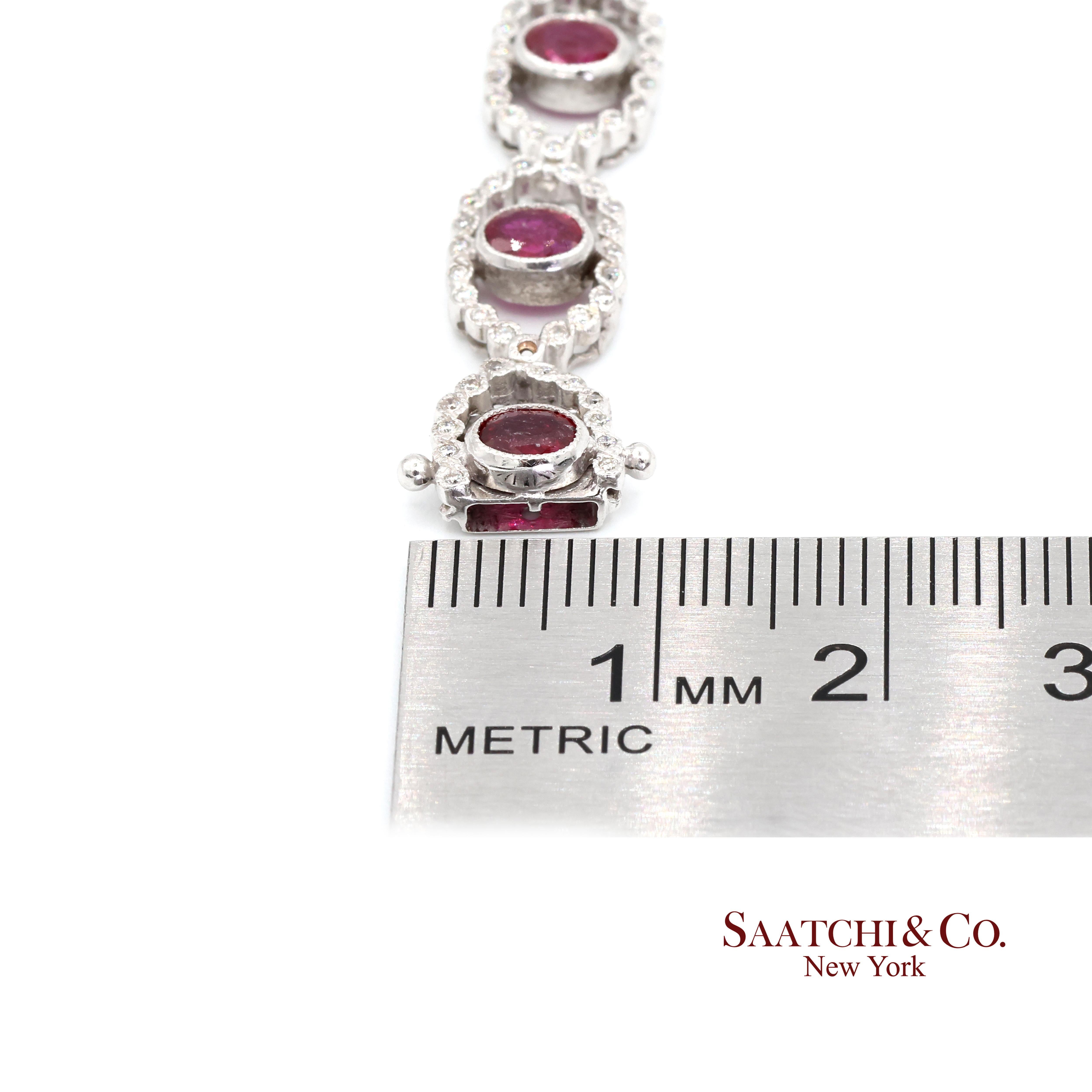 Bracelet en or blanc 18k 750 rubis naturels et diamants à grains multiples en vente 3