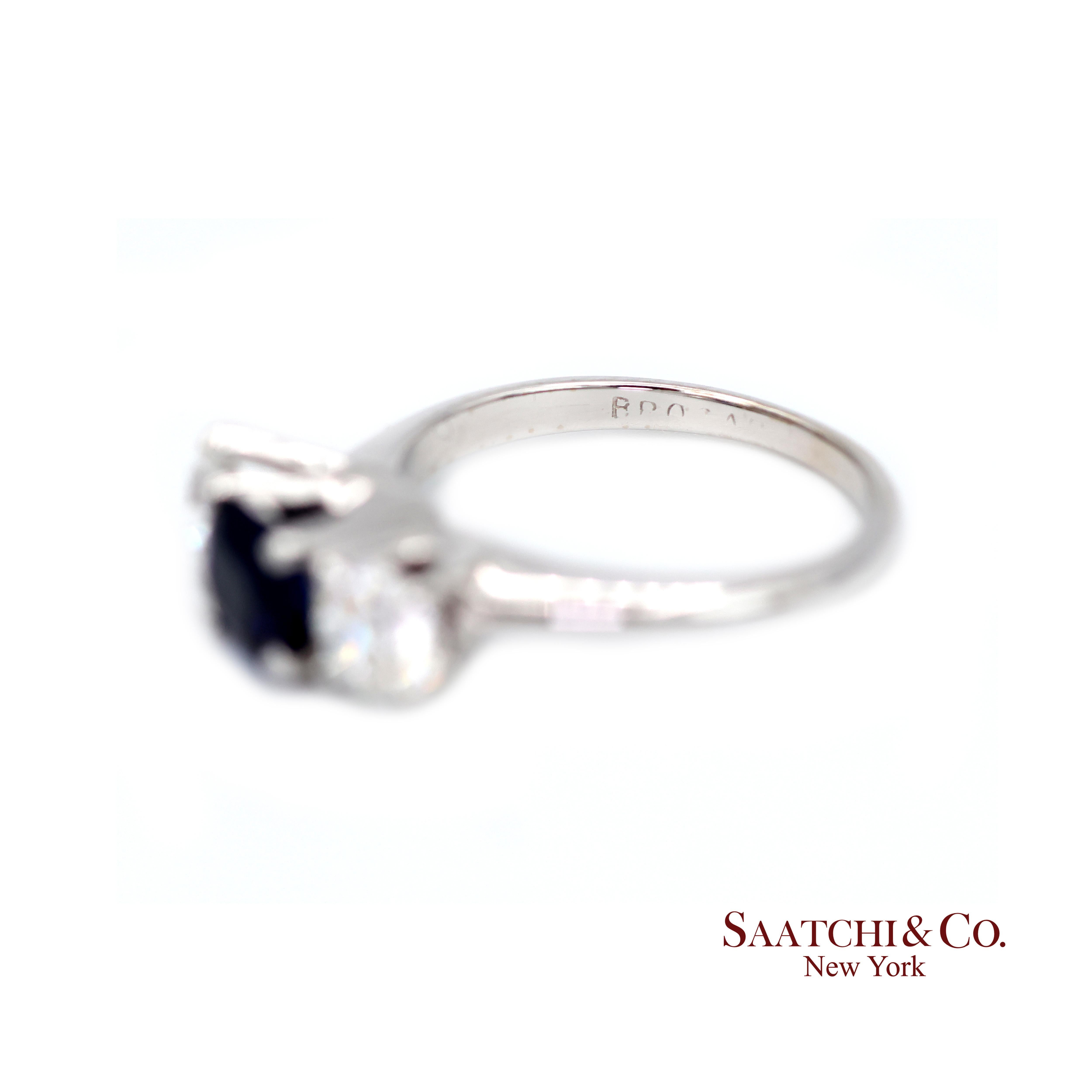 Bague en or blanc 18k 750 saphirs naturels et diamants Taille 5 en vente 1