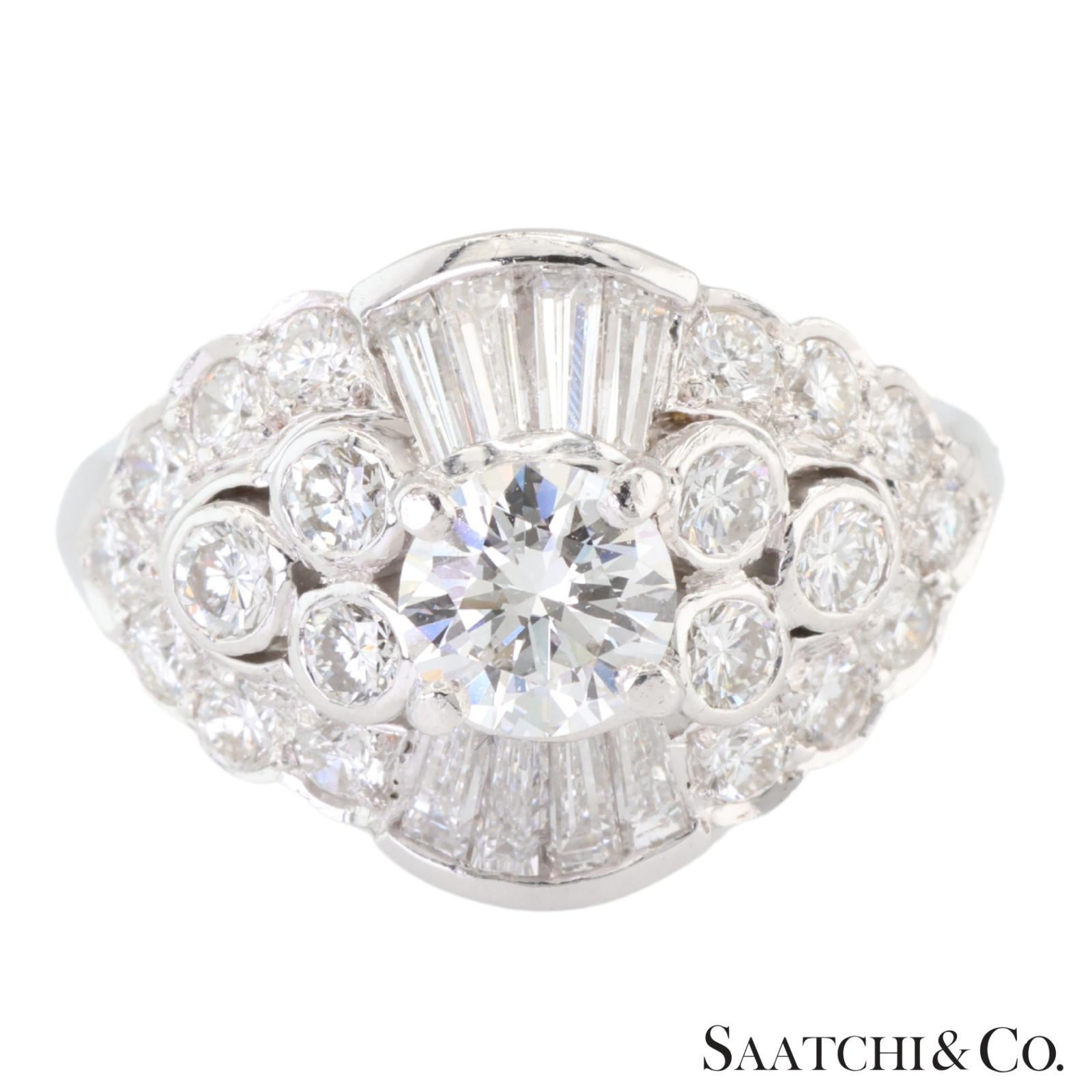 Anillo de oro de 18 quilates con diamante blanco natural

Tipo de metal Oro Blanco 18k 750
Peso total del artículo: 5,21 gramos
Tamaño del anillo: 3,5 (Redimensionable)
1:
Peso del Diamante Natural: Centro 0.5 Ct / Lado 1 Ct
Nº Diamantes: 30
Grado