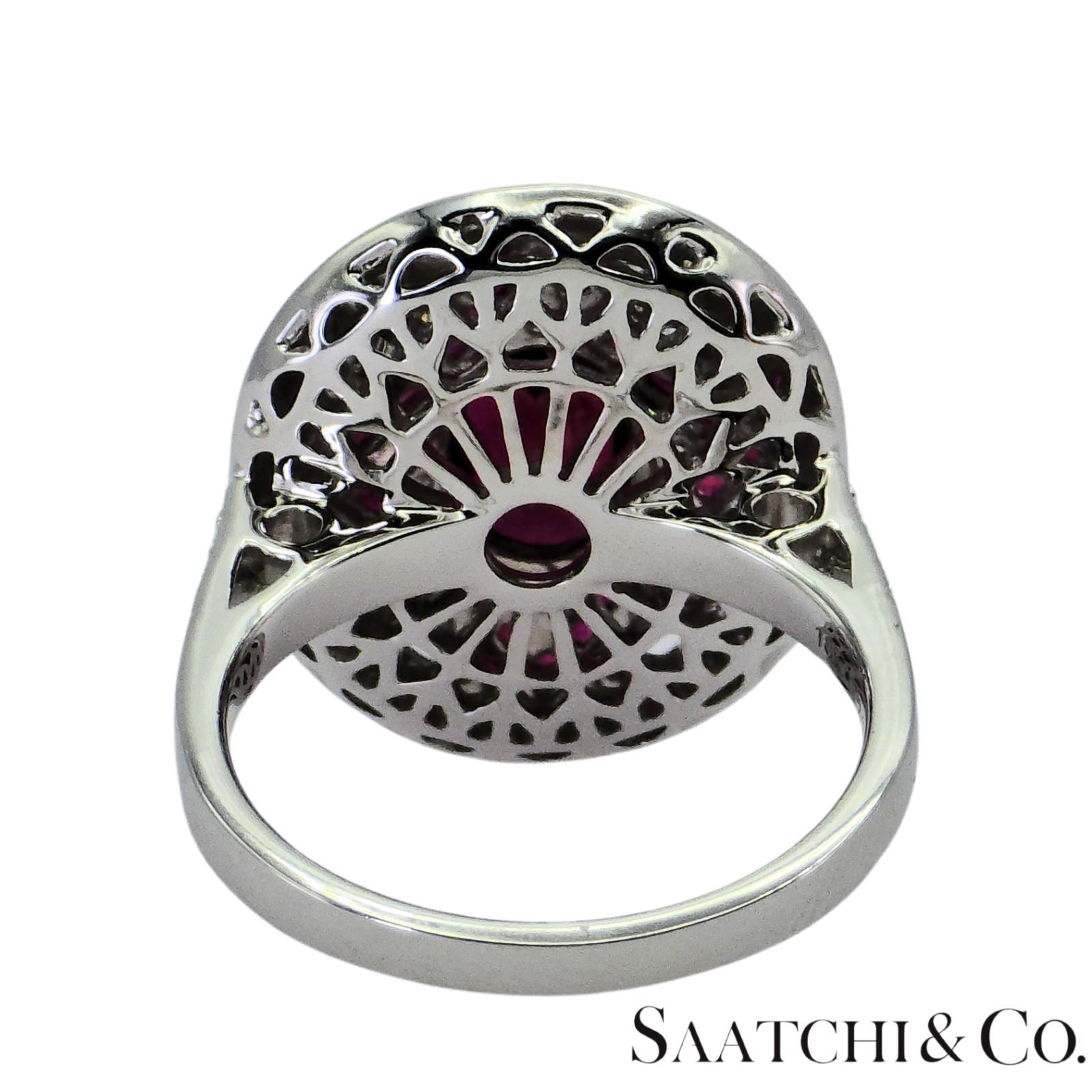Anillo de oro blanco 750 de 18 quilates con diamante natural VVS y rubí talla 7 en venta 3
