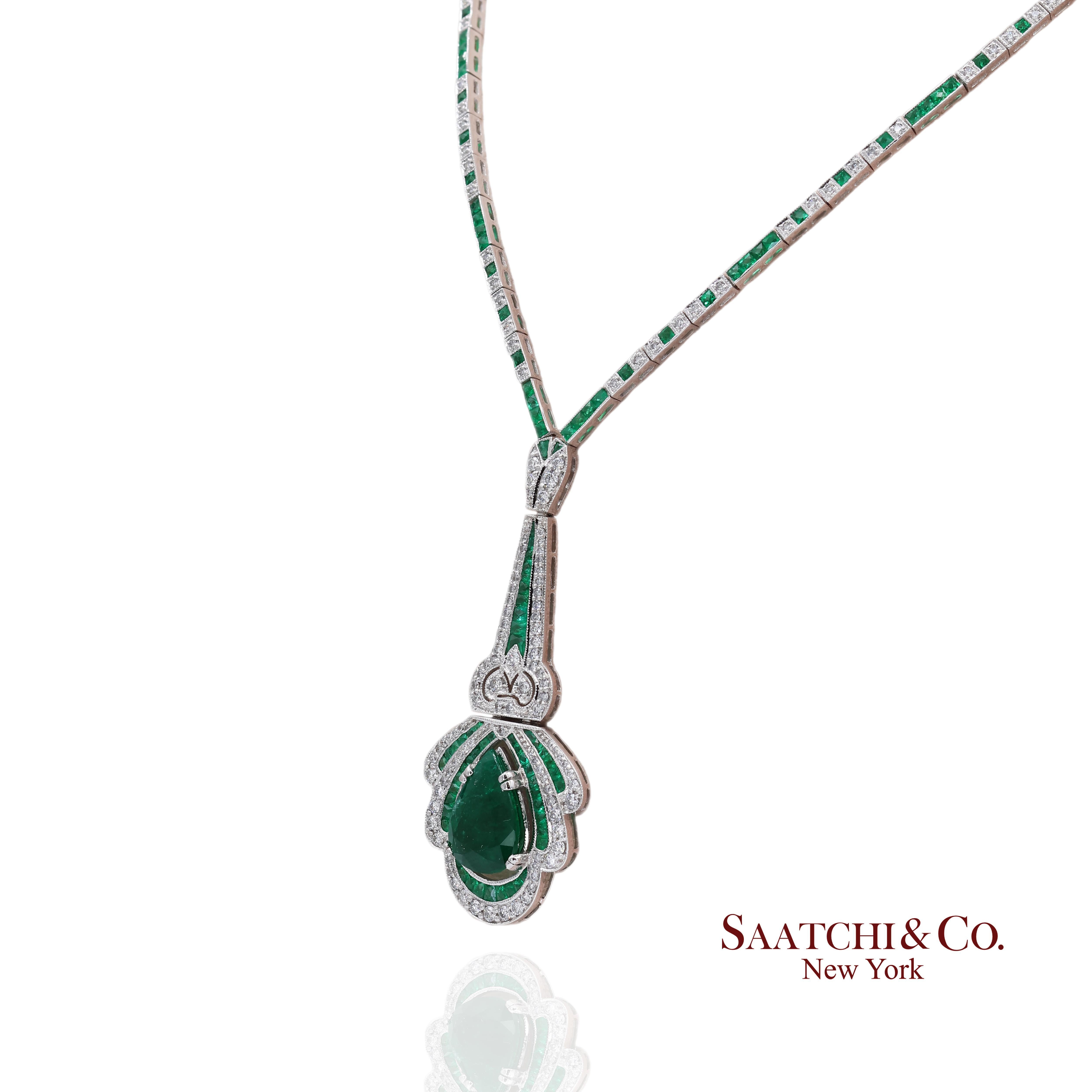 Contemporain Collier poire en or blanc 750 millièmes (18k) Zambie naturelle et diamants en vente
