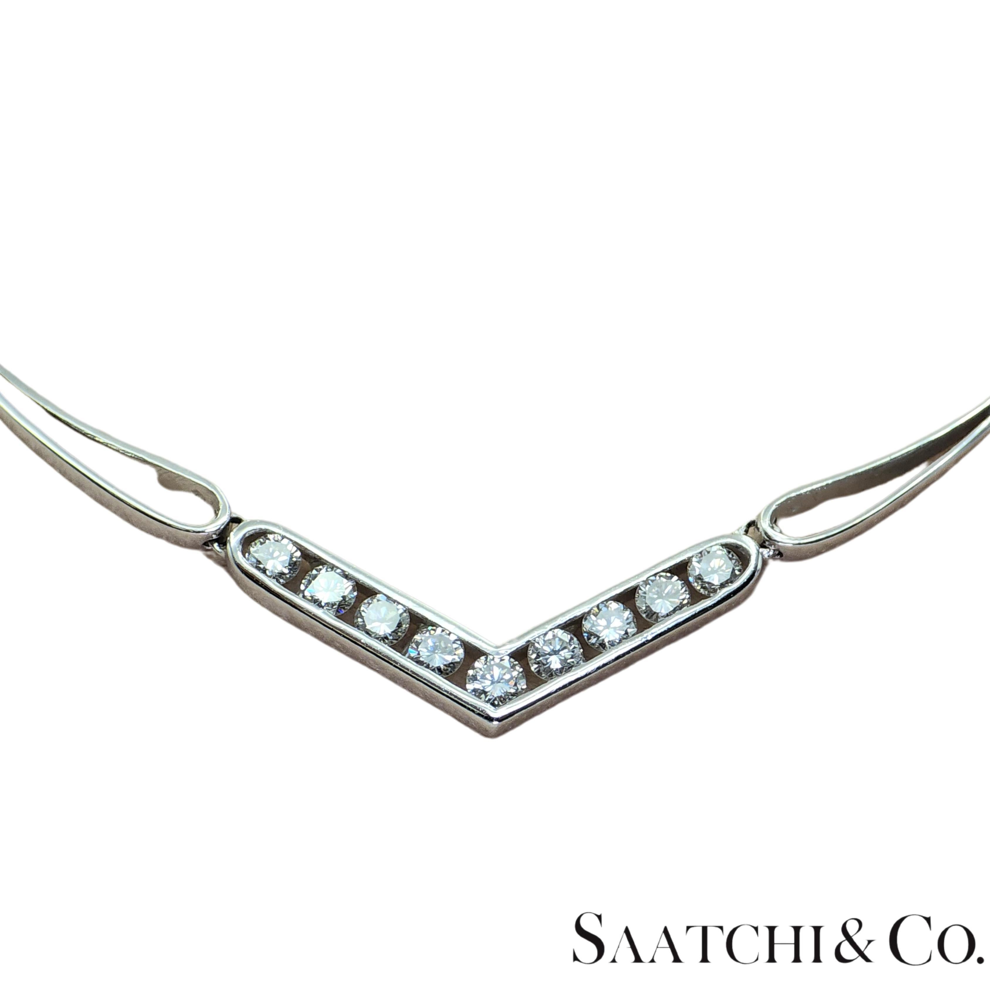 Collar Oro Blanco 18k 750 Forma V Diamante Natural Contemporáneo en venta