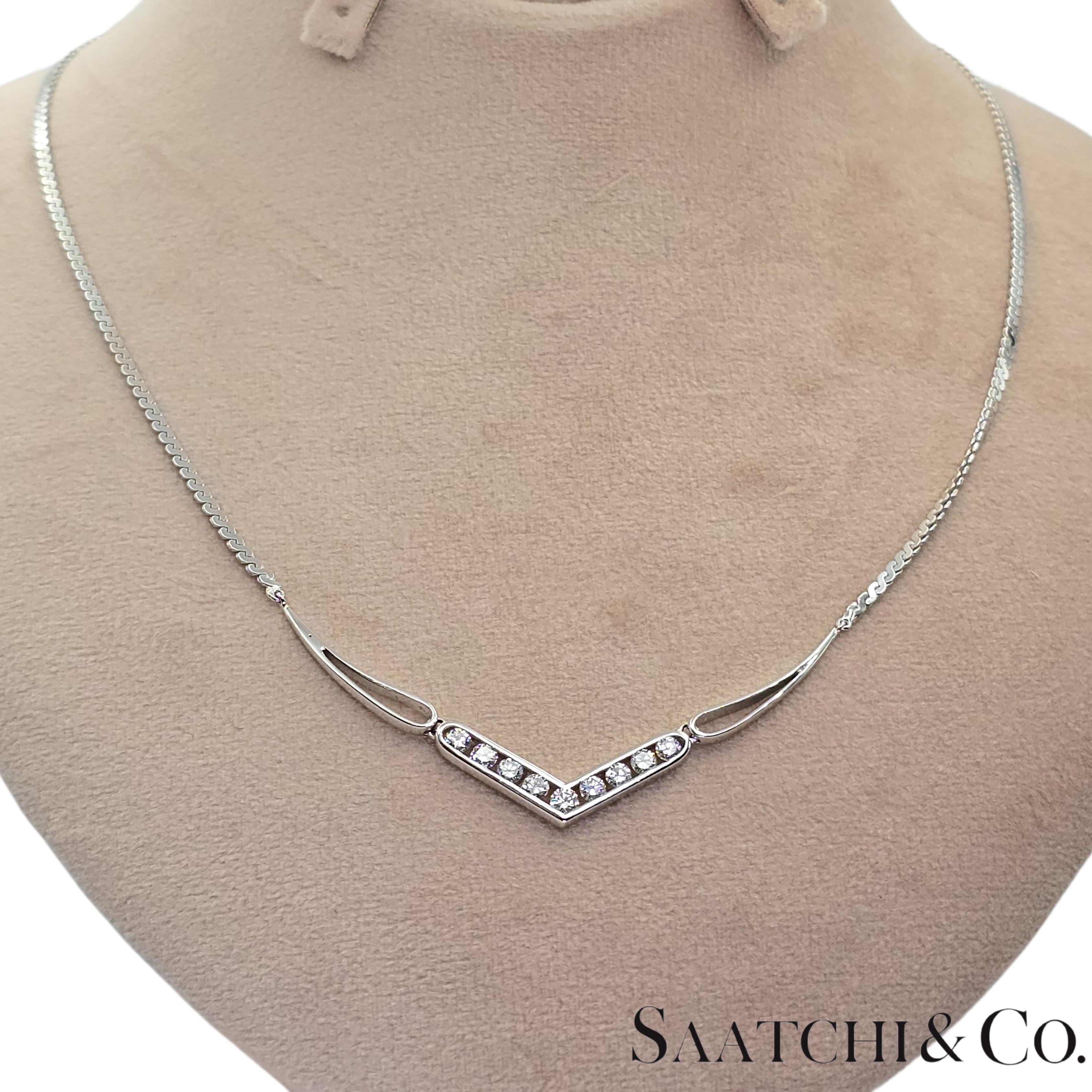 Collar Oro Blanco 18k 750 Forma V Diamante Natural Corte redondo en venta