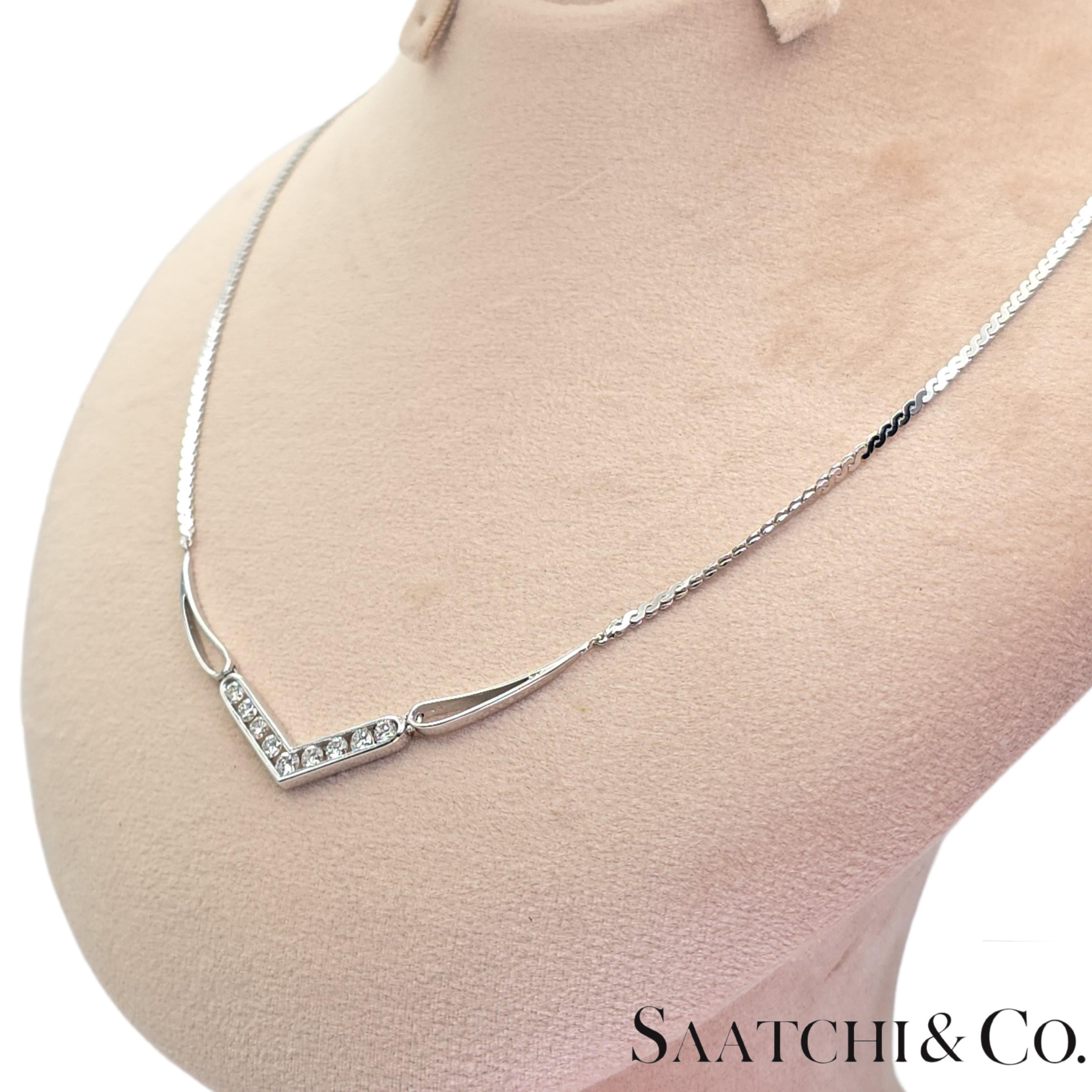 Collar Oro Blanco 18k 750 Forma V Diamante Natural en Nuevo estado para la venta en New York, NY