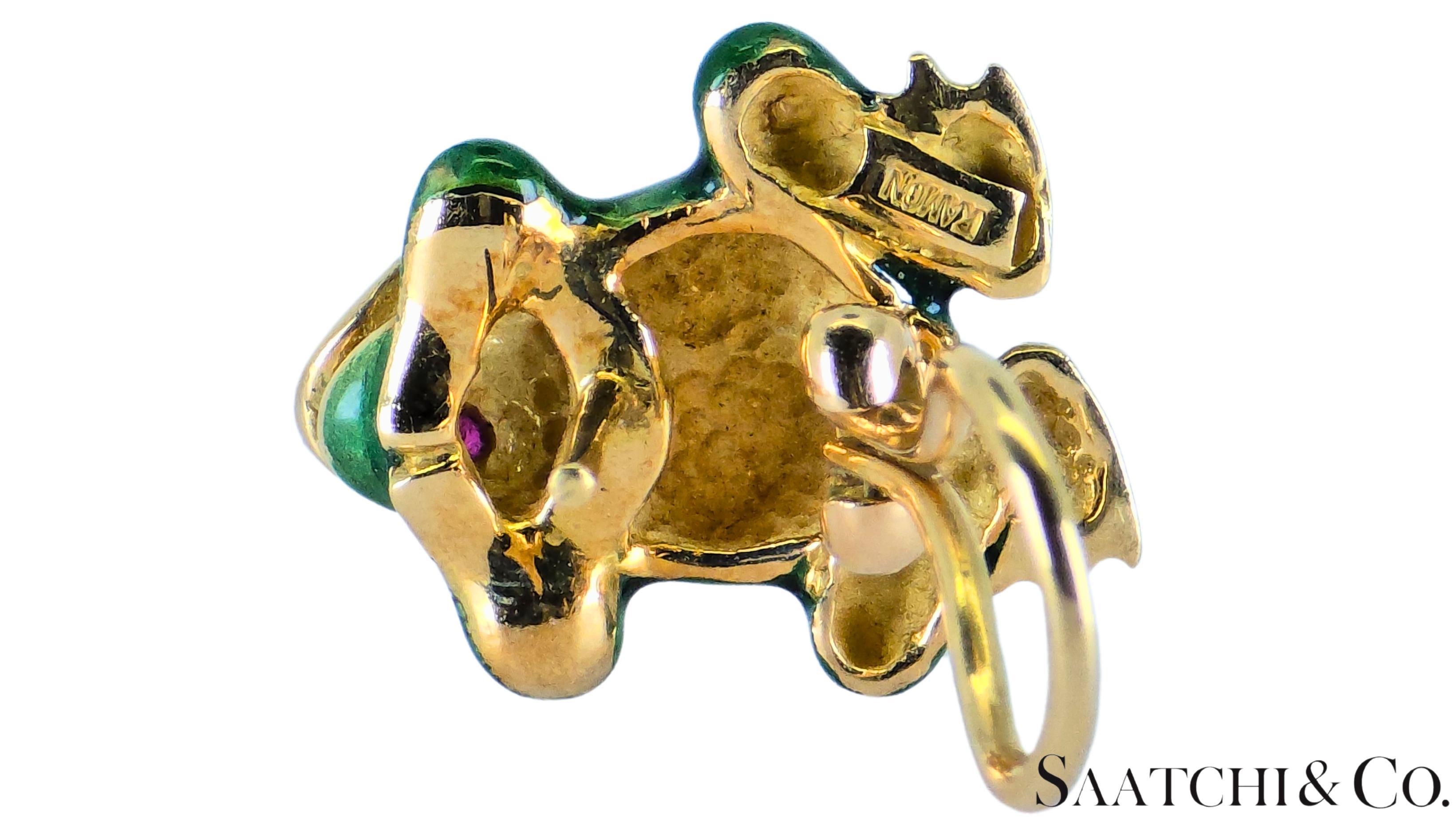 Or jaune 18K 750 - émail et rubis naturel, taille ronde et brillante : Boucle d'oreille grenouille en vente 1