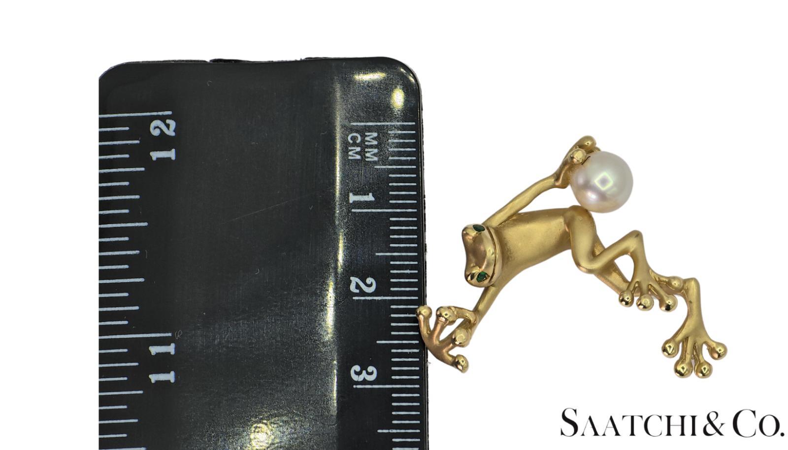 Oro giallo 18K 750 - Ciondolo unico a forma di rana - Perla bianca naturale e smeraldo in vendita 4