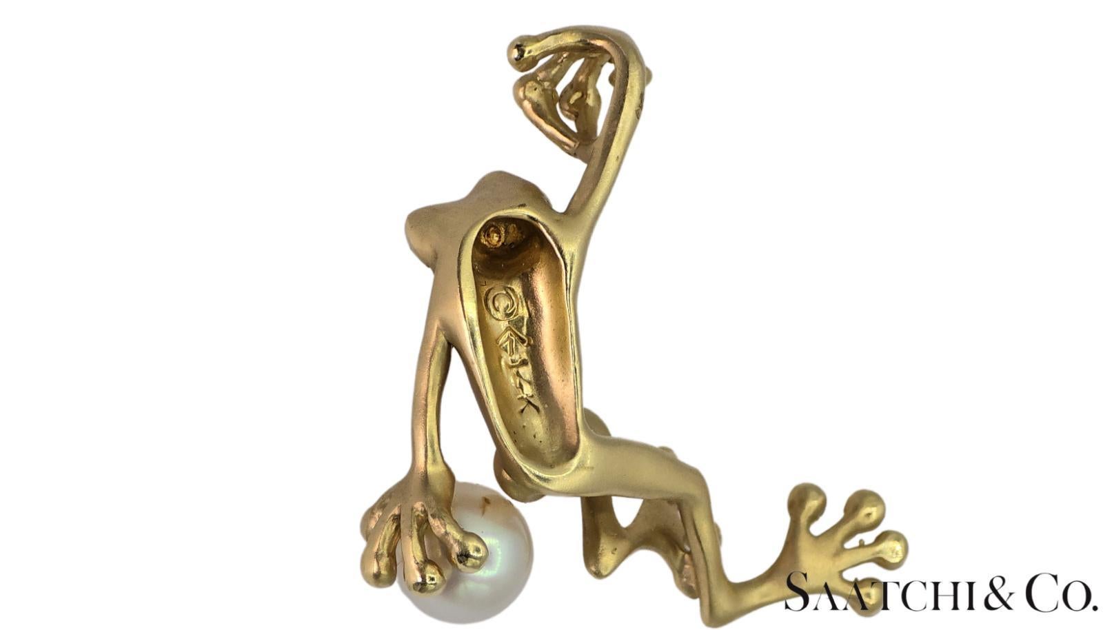 Taglio rotondo Oro giallo 18K 750 - Ciondolo unico a forma di rana - Perla bianca naturale e smeraldo in vendita
