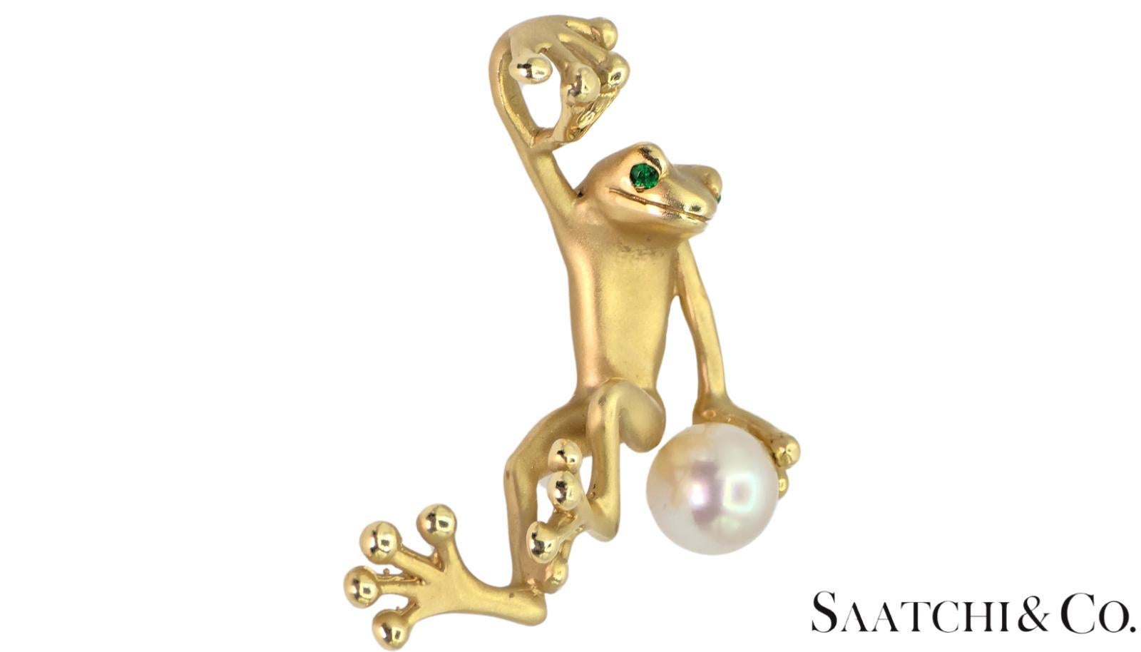 Oro giallo 18K 750 - Ciondolo unico a forma di rana - Perla bianca naturale e smeraldo In condizioni ottime in vendita a New York, NY