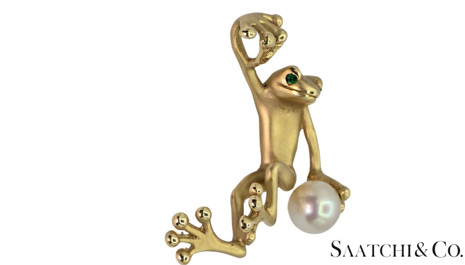 da uomo o donna Oro giallo 18K 750 - Ciondolo unico a forma di rana - Perla bianca naturale e smeraldo in vendita