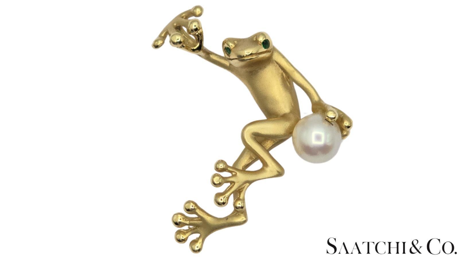 Oro giallo 18K 750 - Ciondolo unico a forma di rana - Perla bianca naturale e smeraldo in vendita 1