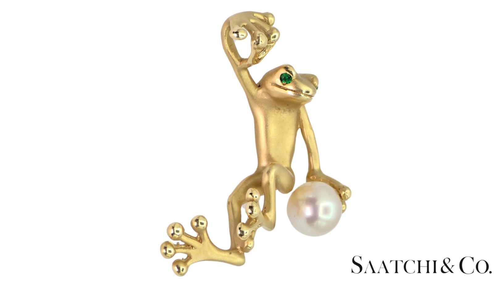 Oro giallo 18K 750 - Ciondolo unico a forma di rana - Perla bianca naturale e smeraldo in vendita 2