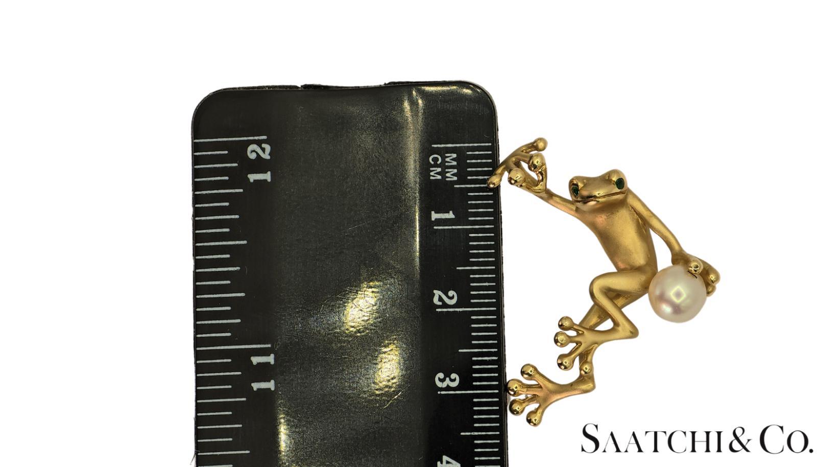 Oro giallo 18K 750 - Ciondolo unico a forma di rana - Perla bianca naturale e smeraldo in vendita 3