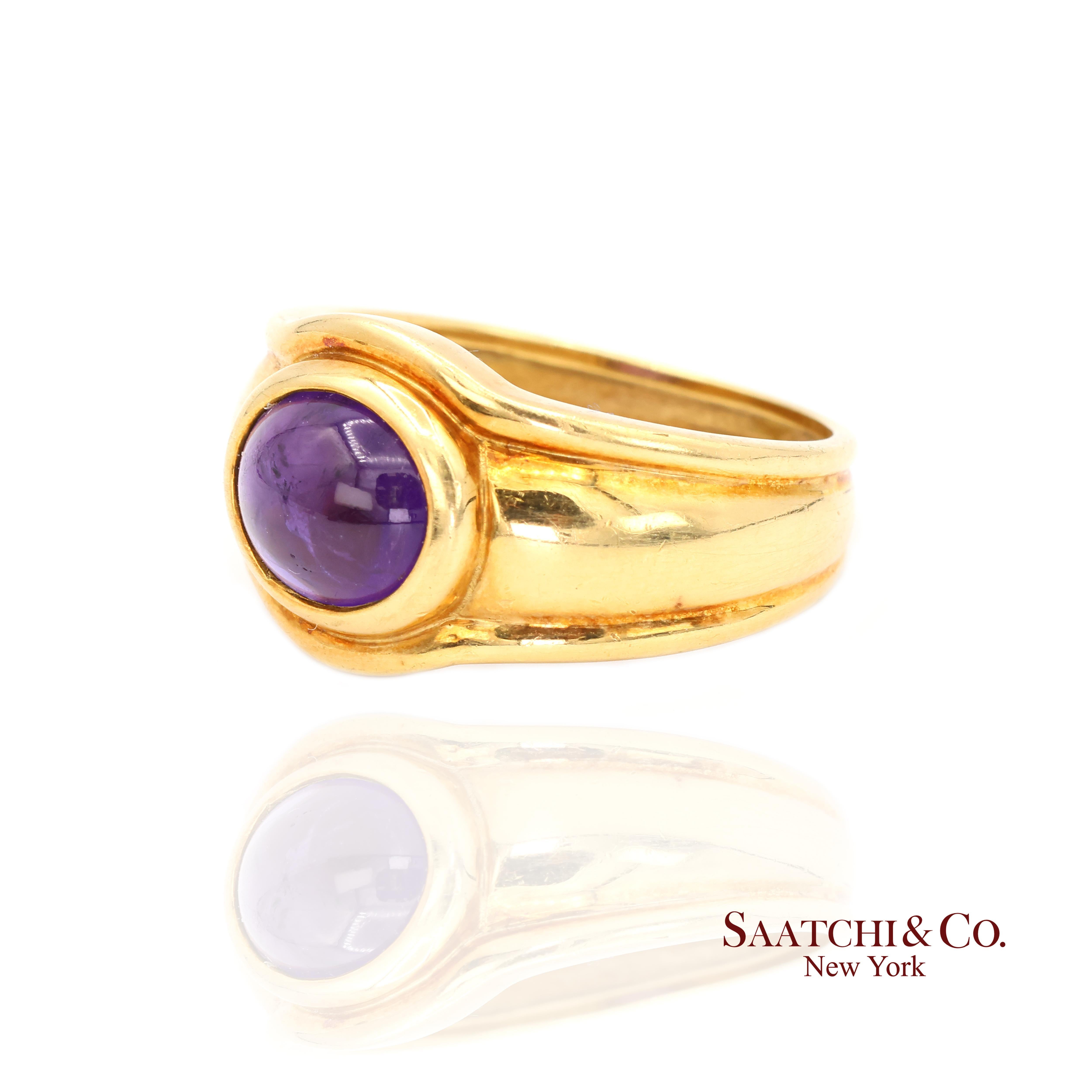Contemporaneo Anello con ametista naturale cabochon in oro giallo 18k 750 in vendita