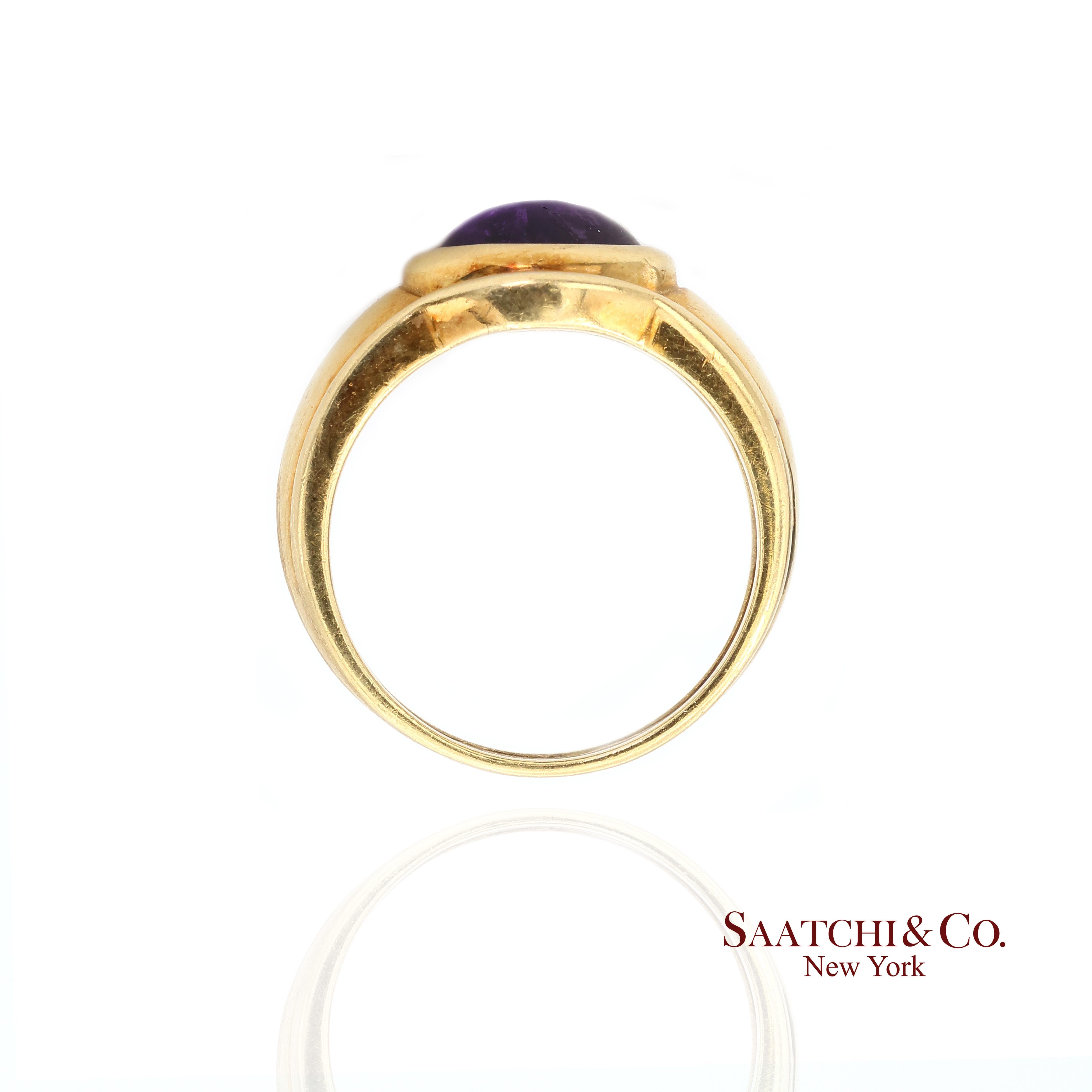 Cabochon Anello con ametista naturale cabochon in oro giallo 18k 750 in vendita